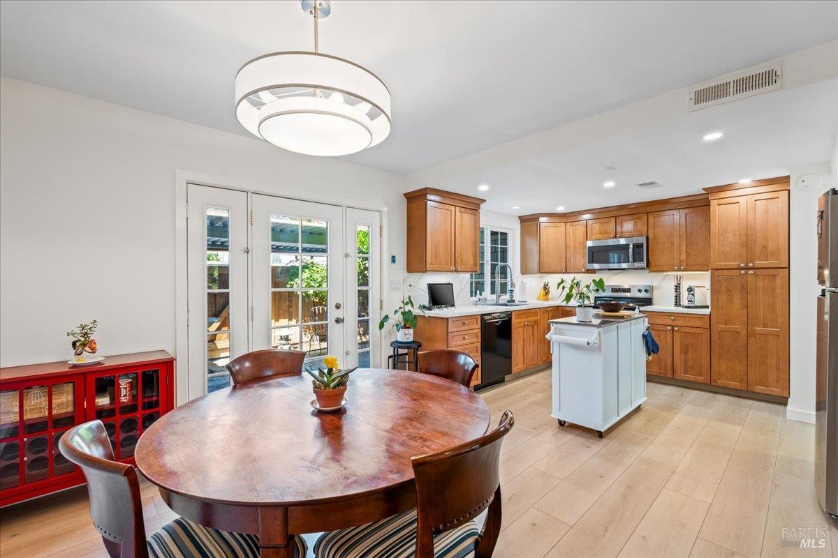 Detail Gallery Image 5 of 26 For 109 Albion Ct, Novato,  CA 94947 - 3 Beds | 2/1 Baths