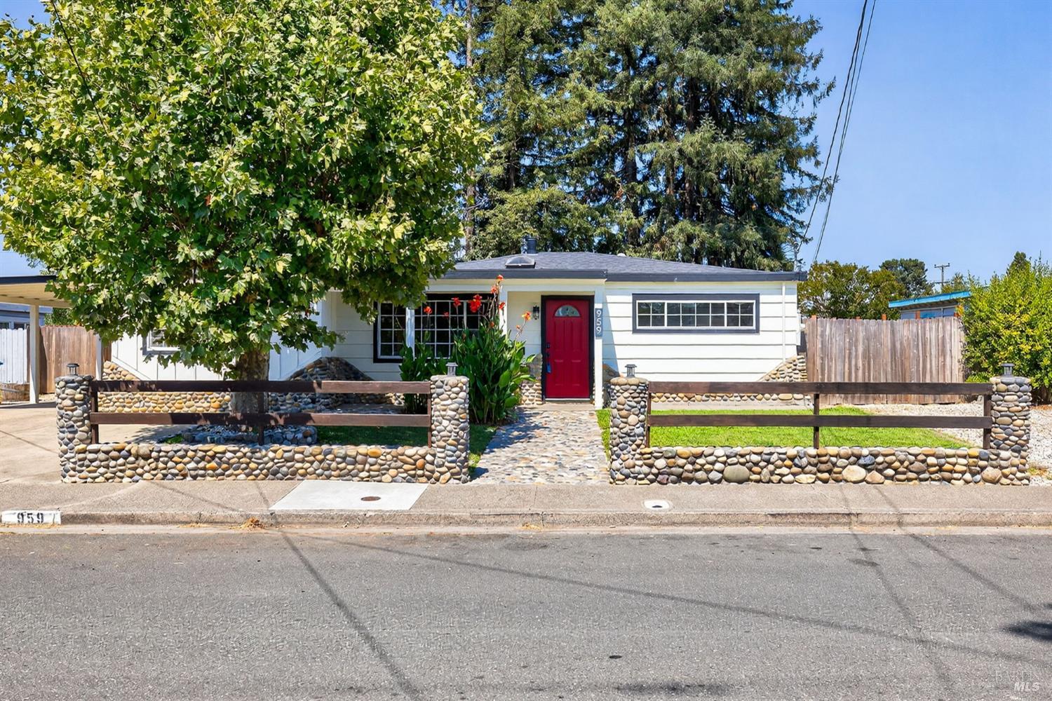 Detail Gallery Image 4 of 32 For 959 San Clemente Dr, Santa Rosa,  CA 95404 - 3 Beds | 2 Baths