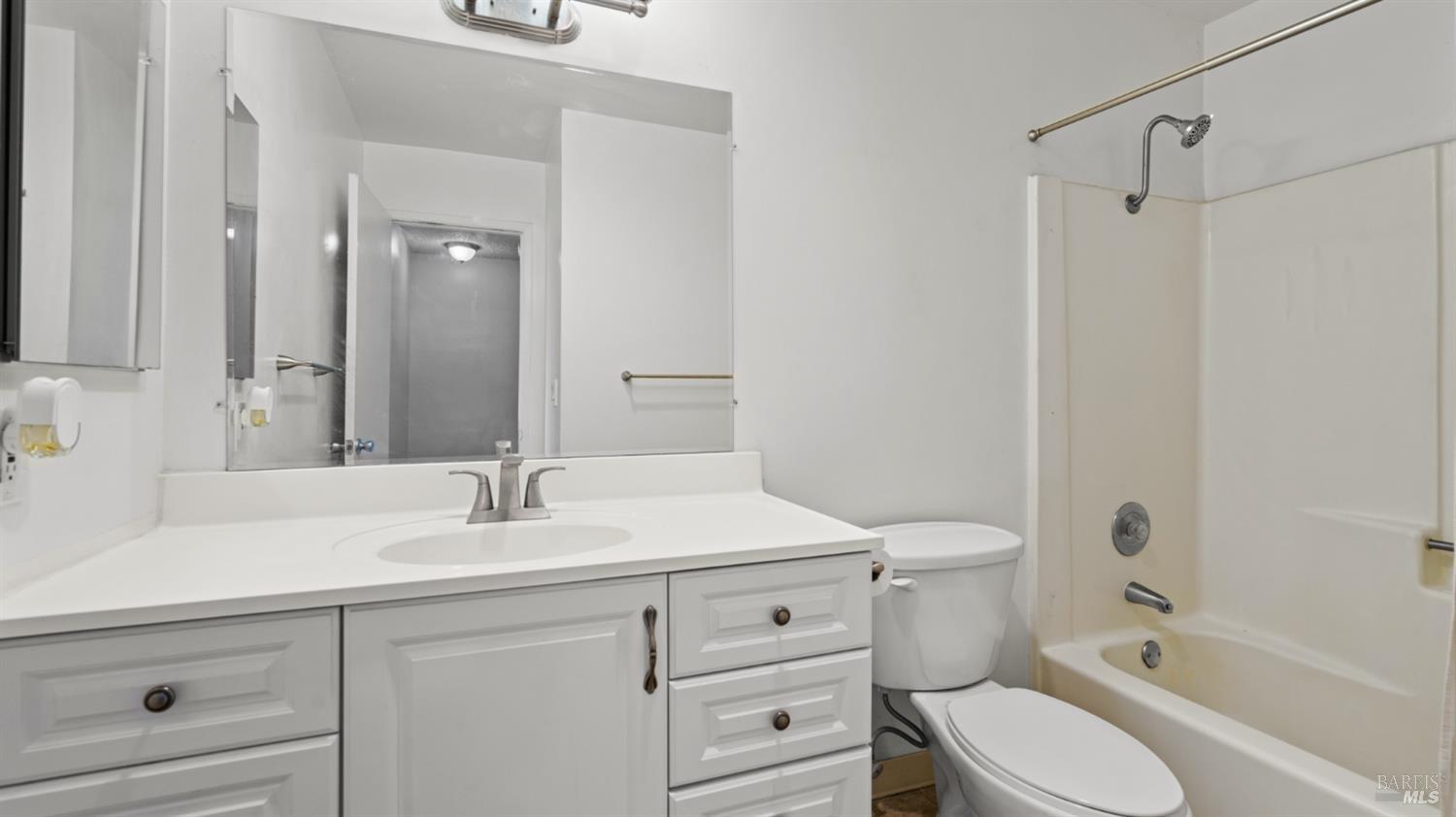 Detail Gallery Image 22 of 33 For 900 Southampton Rd #110,  Benicia,  CA 94510 - 2 Beds | 1/1 Baths
