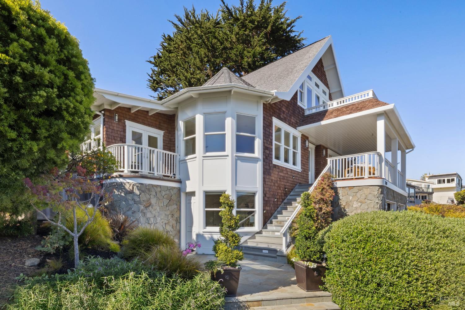 Detail Gallery Image 3 of 46 For 2105 Mar East St, Belvedere Tiburon,  CA 94920 - 5 Beds | 4/1 Baths