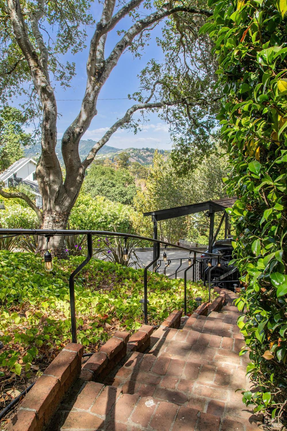 Detail Gallery Image 5 of 53 For 1 Carolyn Ln, Mill Valley,  CA 94941 - 4 Beds | 3 Baths