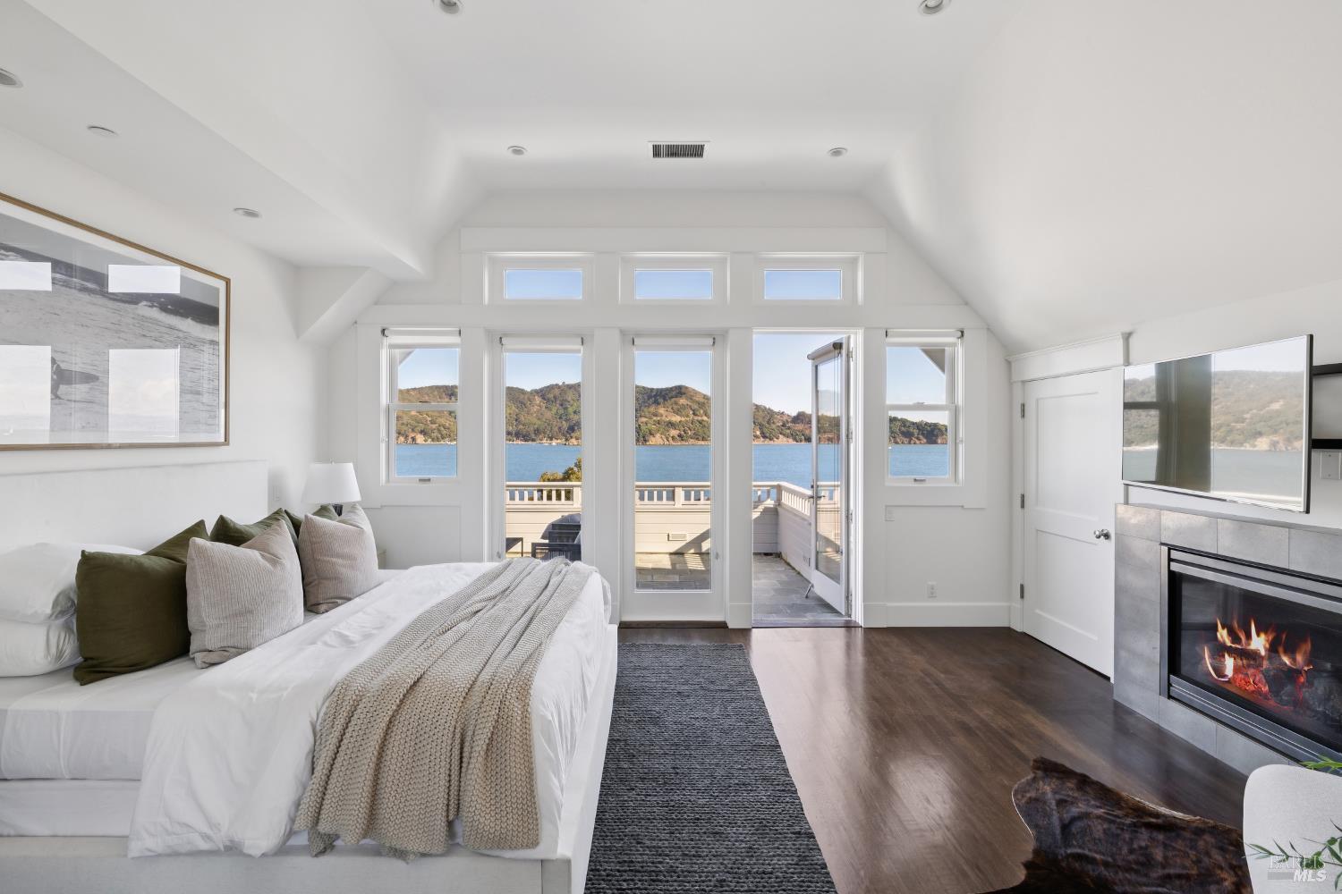 Detail Gallery Image 8 of 46 For 2105 Mar East St, Belvedere Tiburon,  CA 94920 - 5 Beds | 4/1 Baths