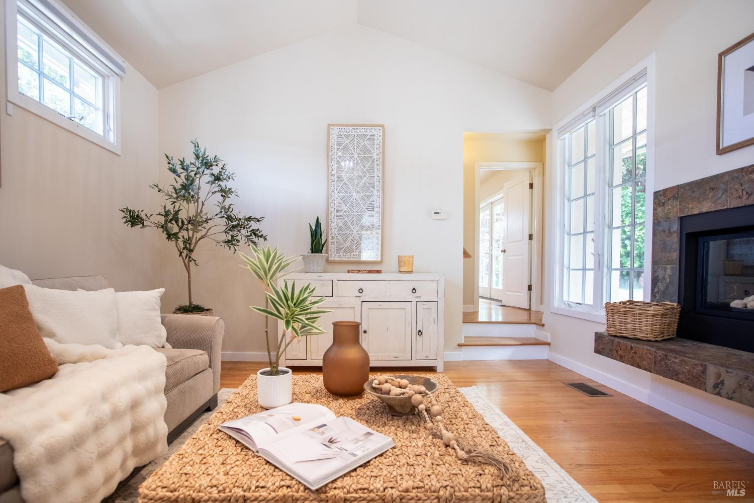Detail Gallery Image 12 of 30 For 2 Alvina Ave, San Rafael,  CA 94901 - 3 Beds | 2/1 Baths