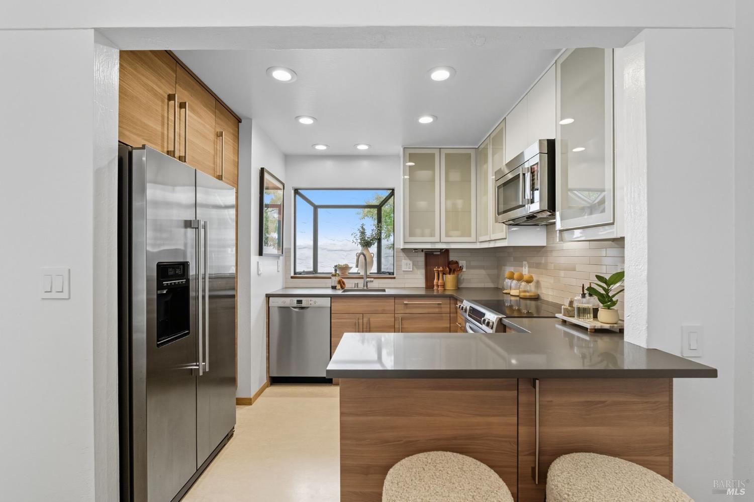 Detail Gallery Image 12 of 51 For 42 Park Ter, Mill Valley,  CA 94941 - 2 Beds | 2/1 Baths