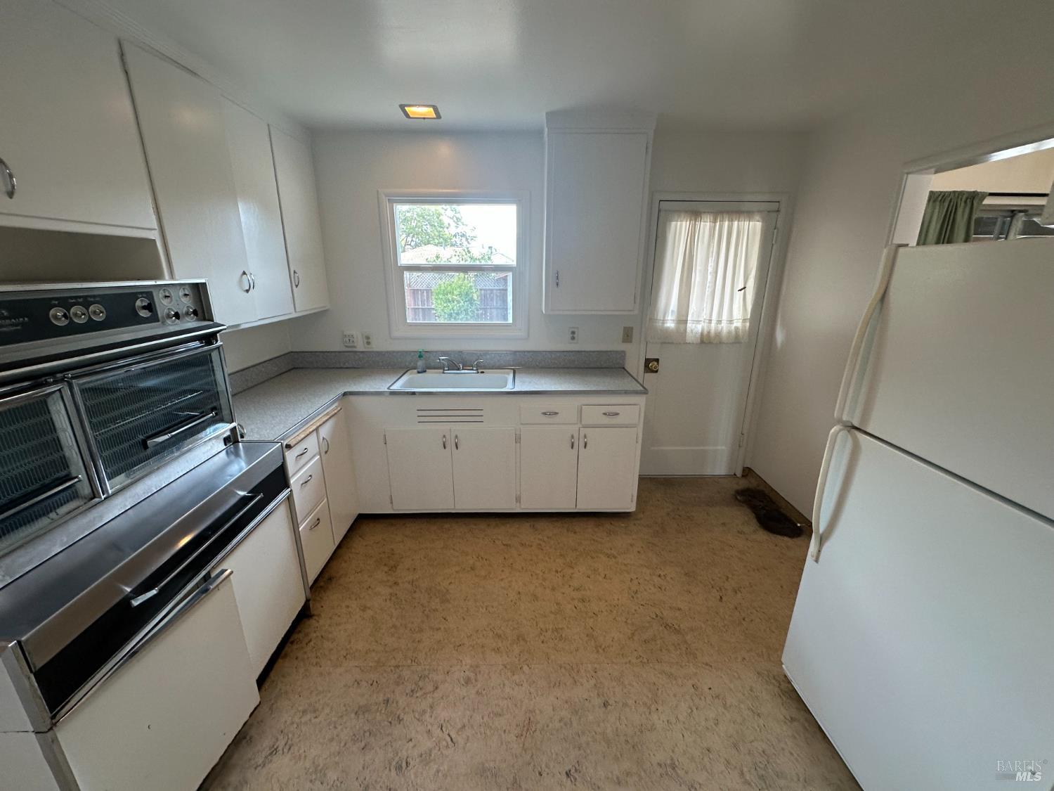 Detail Gallery Image 8 of 20 For 827 Rosewood Ave, Vallejo,  CA 94591 - 3 Beds | 1 Baths