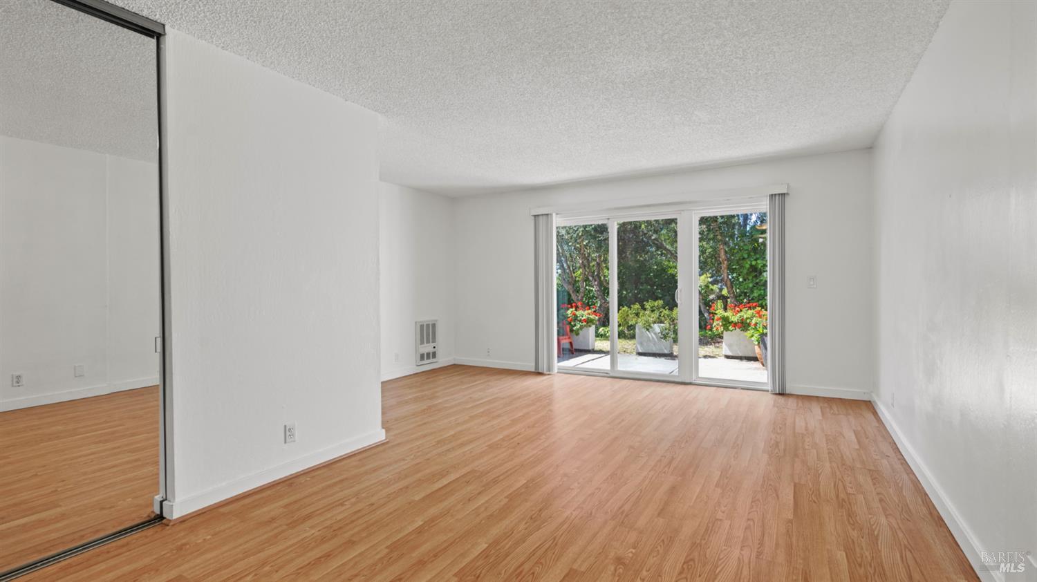 Detail Gallery Image 13 of 33 For 900 Southampton Rd #110,  Benicia,  CA 94510 - 2 Beds | 1/1 Baths