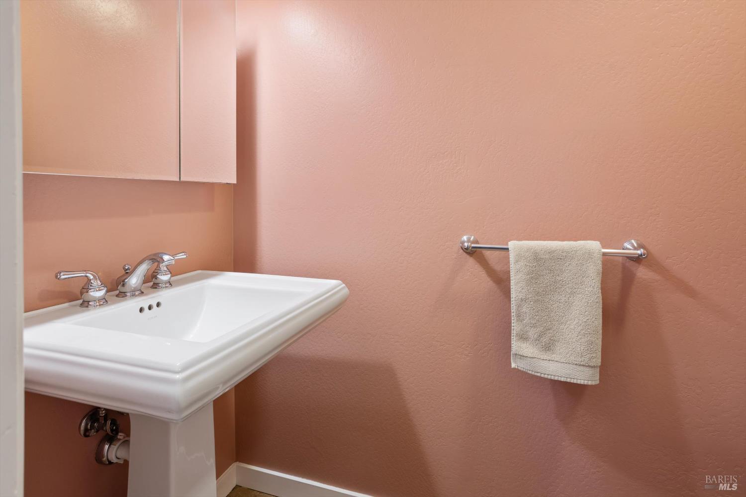 Detail Gallery Image 18 of 34 For 851 Western Ave, Petaluma,  CA 94952 - 3 Beds | 1/1 Baths