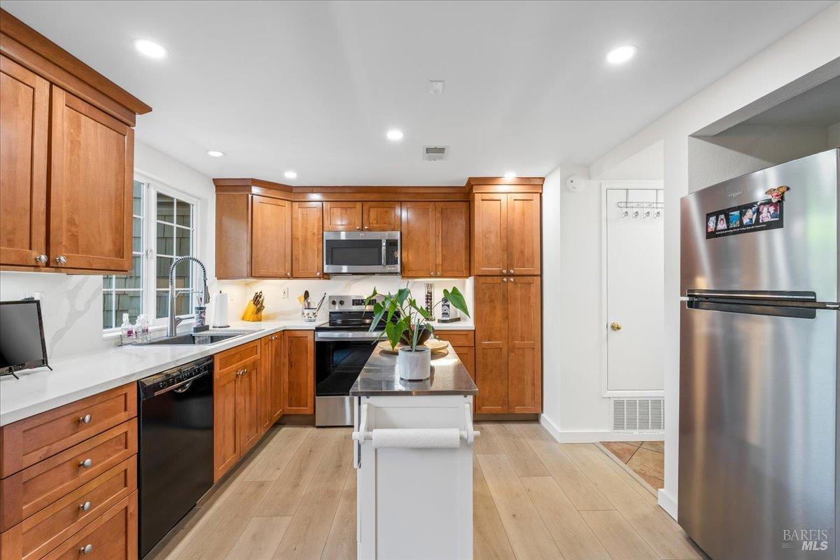 Detail Gallery Image 4 of 26 For 109 Albion Ct, Novato,  CA 94947 - 3 Beds | 2/1 Baths