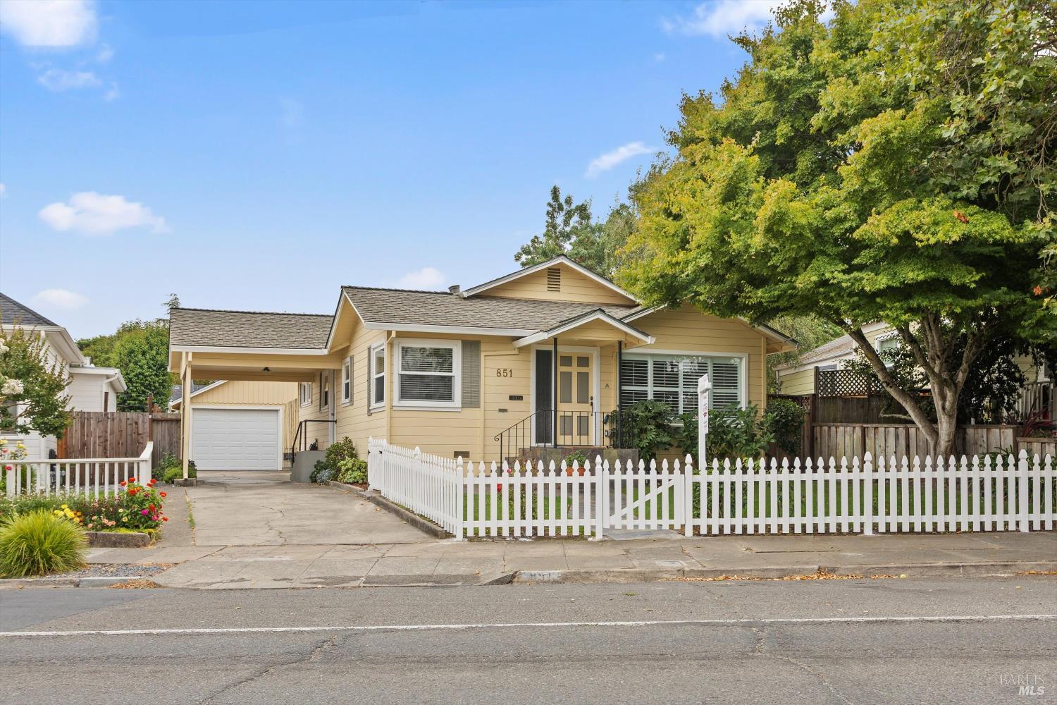 Detail Gallery Image 2 of 34 For 851 Western Ave, Petaluma,  CA 94952 - 3 Beds | 1/1 Baths