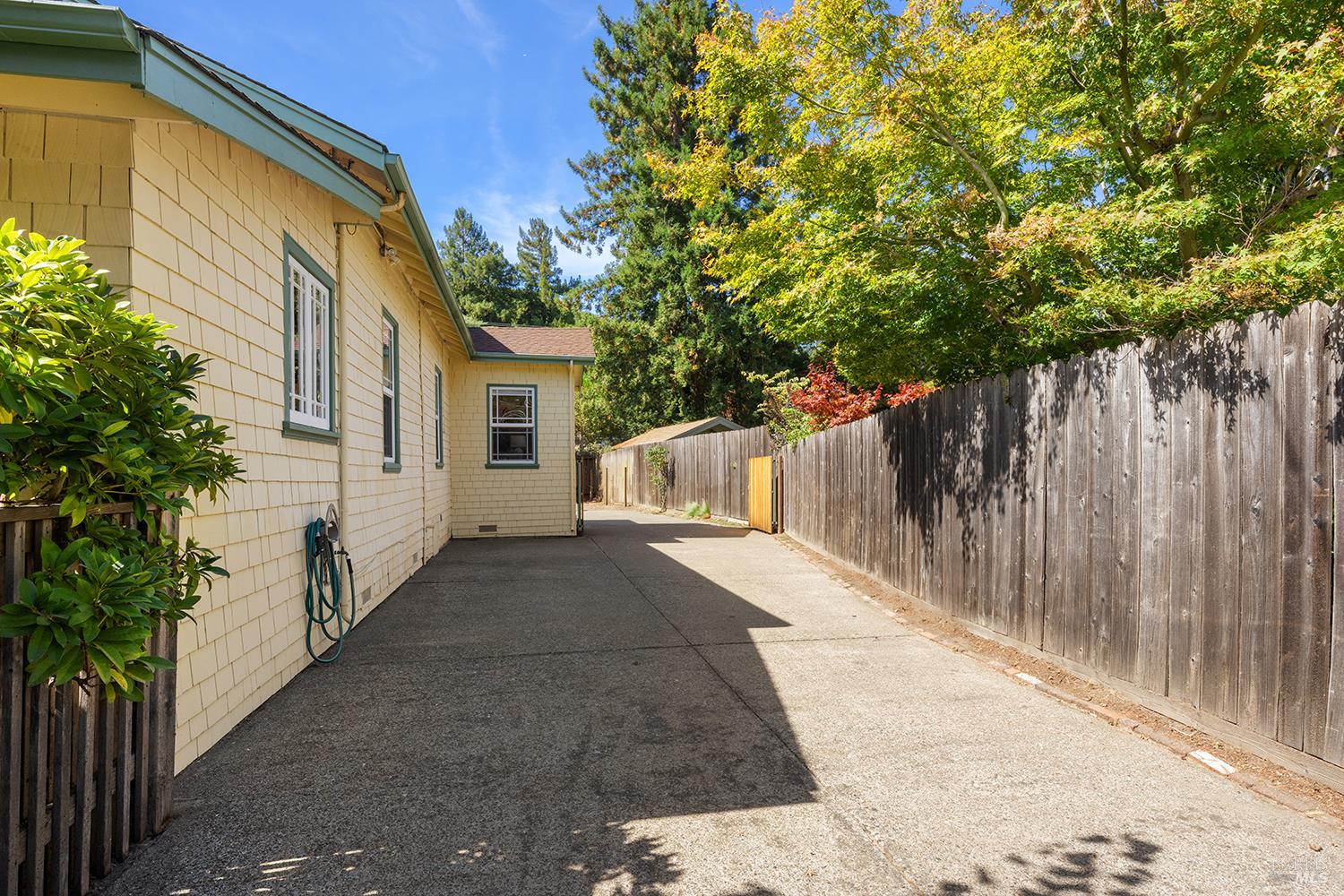 Detail Gallery Image 26 of 38 For 95 Florence Ave, San Anselmo,  CA 94960 - 4 Beds | 3/1 Baths