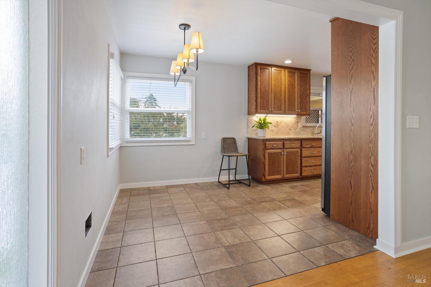 Detail Gallery Image 9 of 34 For 851 Western Ave, Petaluma,  CA 94952 - 3 Beds | 1/1 Baths