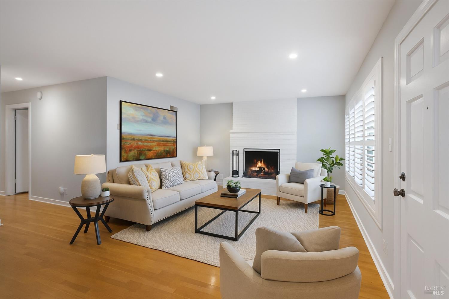 Detail Gallery Image 4 of 34 For 851 Western Ave, Petaluma,  CA 94952 - 3 Beds | 1/1 Baths