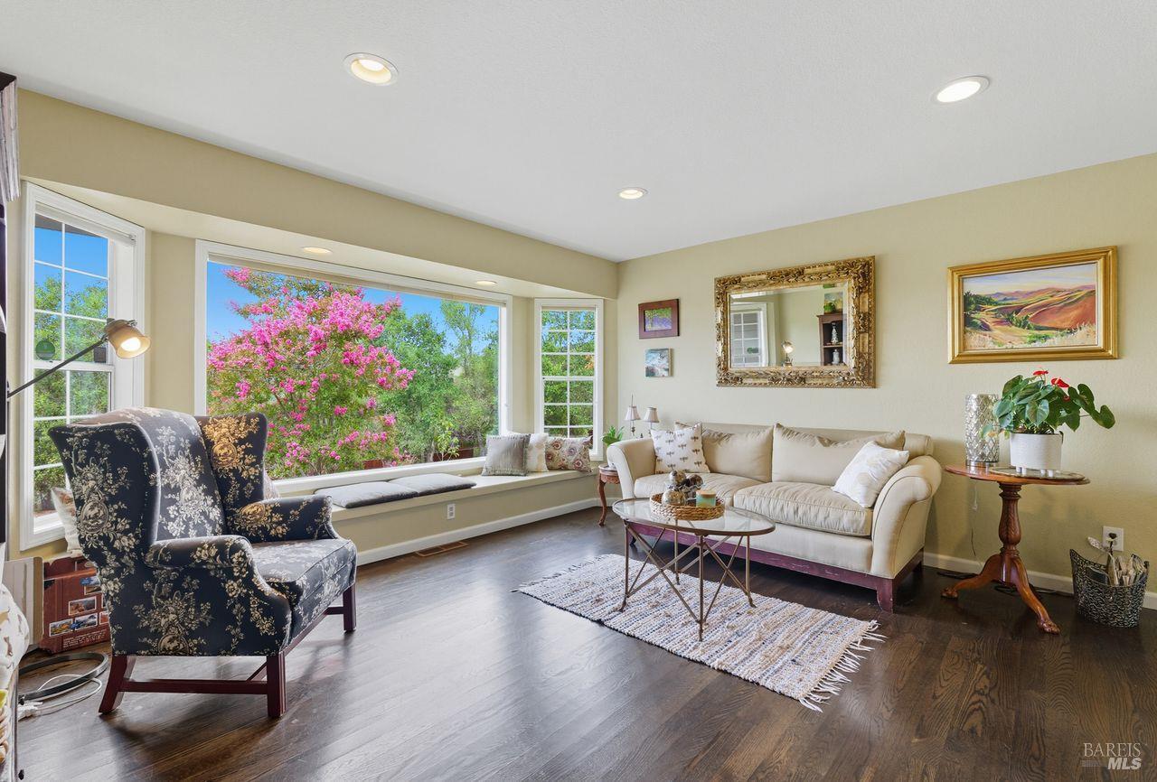 Detail Gallery Image 4 of 63 For 4774 Carissa Ave, Santa Rosa,  CA 95405 - 4 Beds | 2/1 Baths