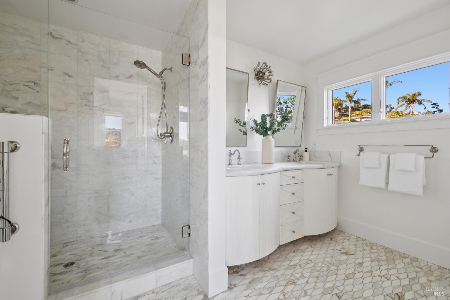 Detail Gallery Image 11 of 46 For 2105 Mar East St, Belvedere Tiburon,  CA 94920 - 5 Beds | 4/1 Baths