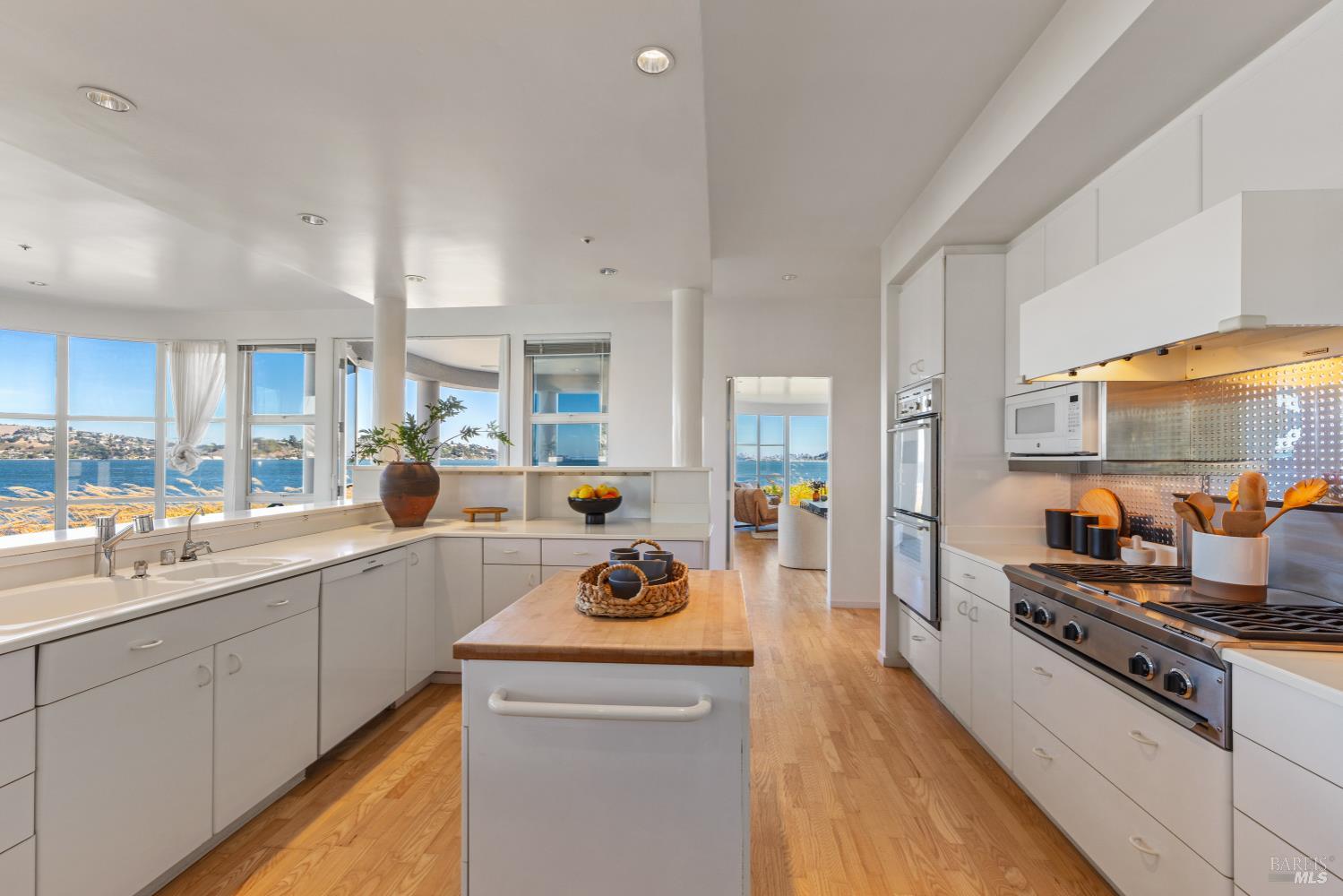 Detail Gallery Image 20 of 54 For 30 Heron Dr, Mill Valley,  CA 94941 - 5 Beds | 3/1 Baths