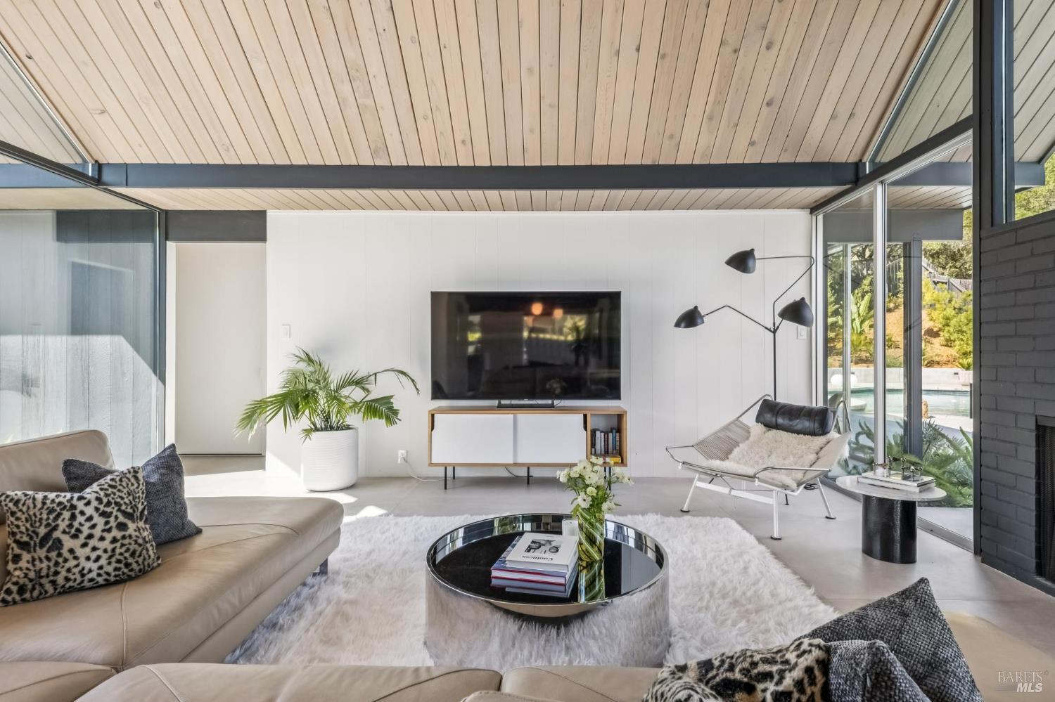 Detail Gallery Image 17 of 53 For 20 Mount Diablo Cir, San Rafael,  CA 94903 - 5 Beds | 2 Baths