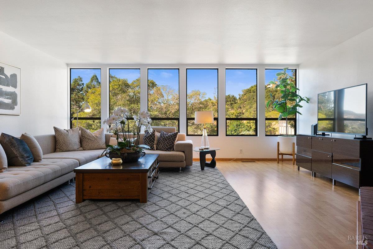 Detail Gallery Image 2 of 32 For 154 Professional Center Pkwy, San Rafael,  CA 94903 - 3 Beds | 2/1 Baths