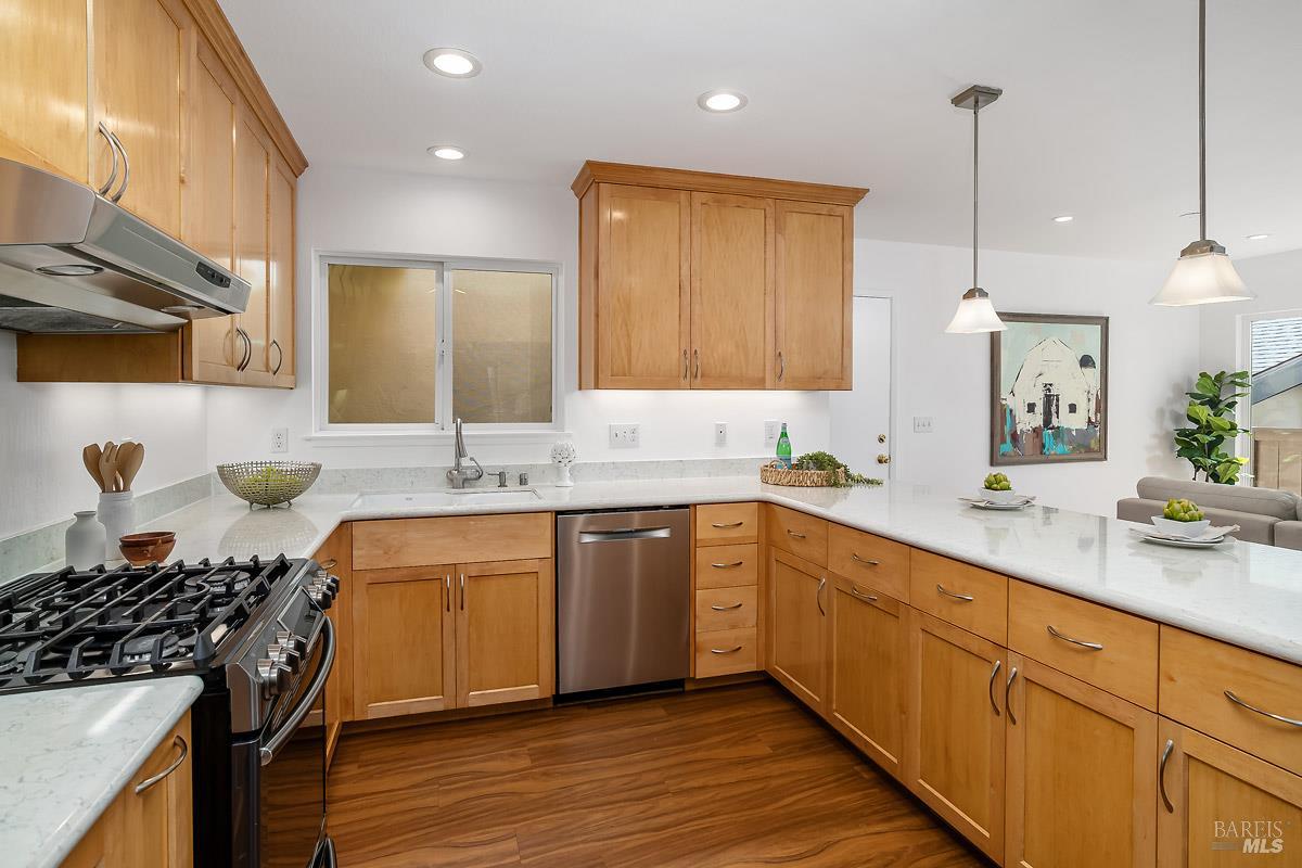Detail Gallery Image 12 of 50 For 121 San Marino Dr, San Rafael,  CA 94901 - 3 Beds | 2 Baths