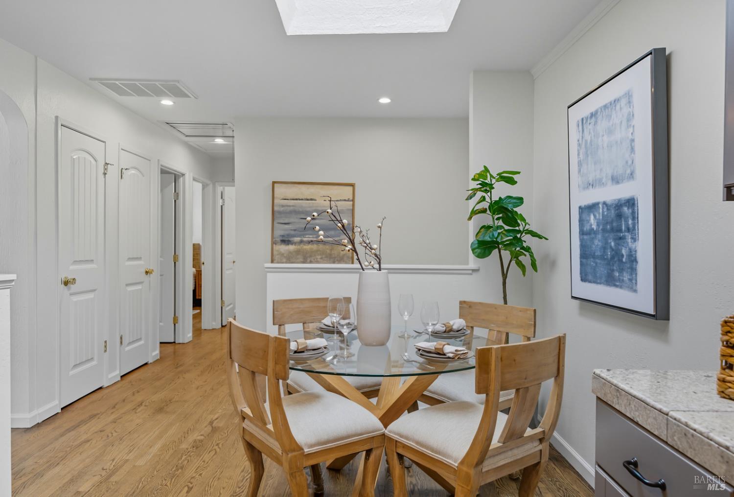 Detail Gallery Image 8 of 23 For 637 Saint Francis Dr, Petaluma,  CA 94954 - 3 Beds | 1 Baths