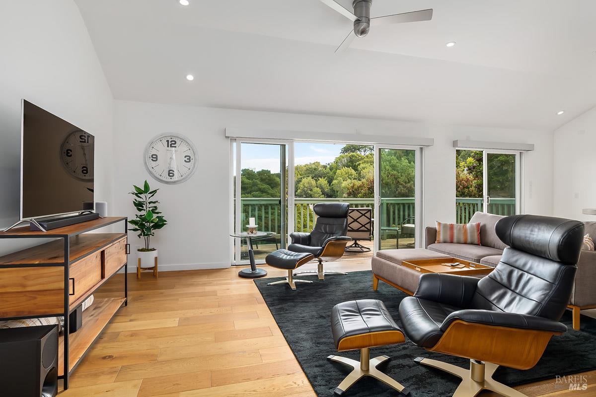Detail Gallery Image 10 of 43 For 30 Toyon Ct, Corte Madera,  CA 94925 - 2 Beds | 2 Baths