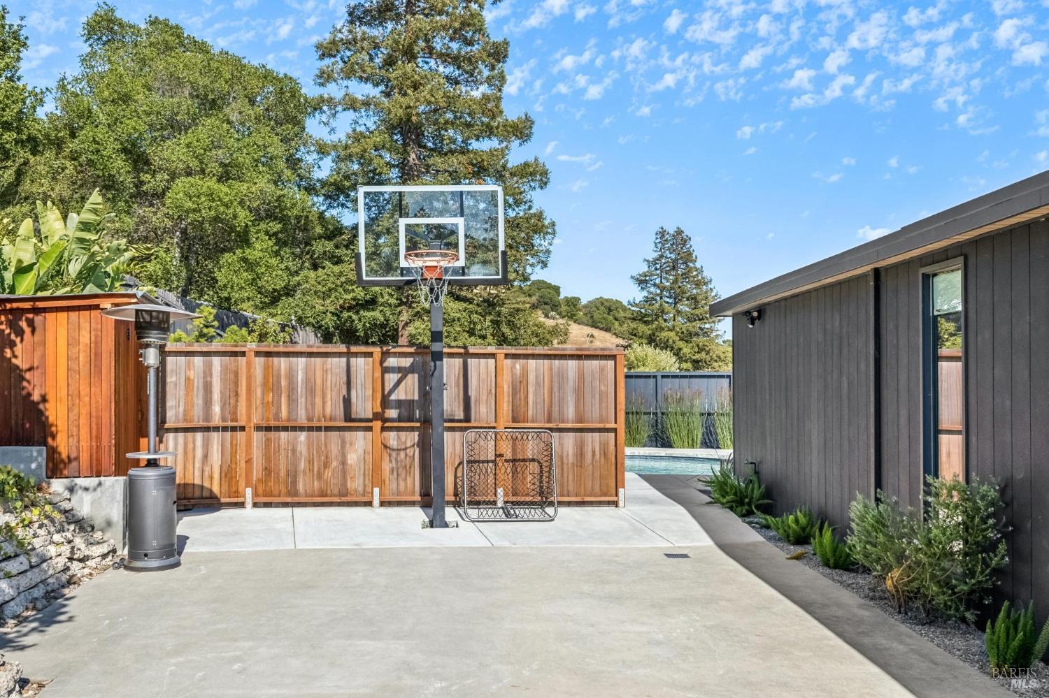 Detail Gallery Image 46 of 53 For 20 Mount Diablo Cir, San Rafael,  CA 94903 - 5 Beds | 2 Baths