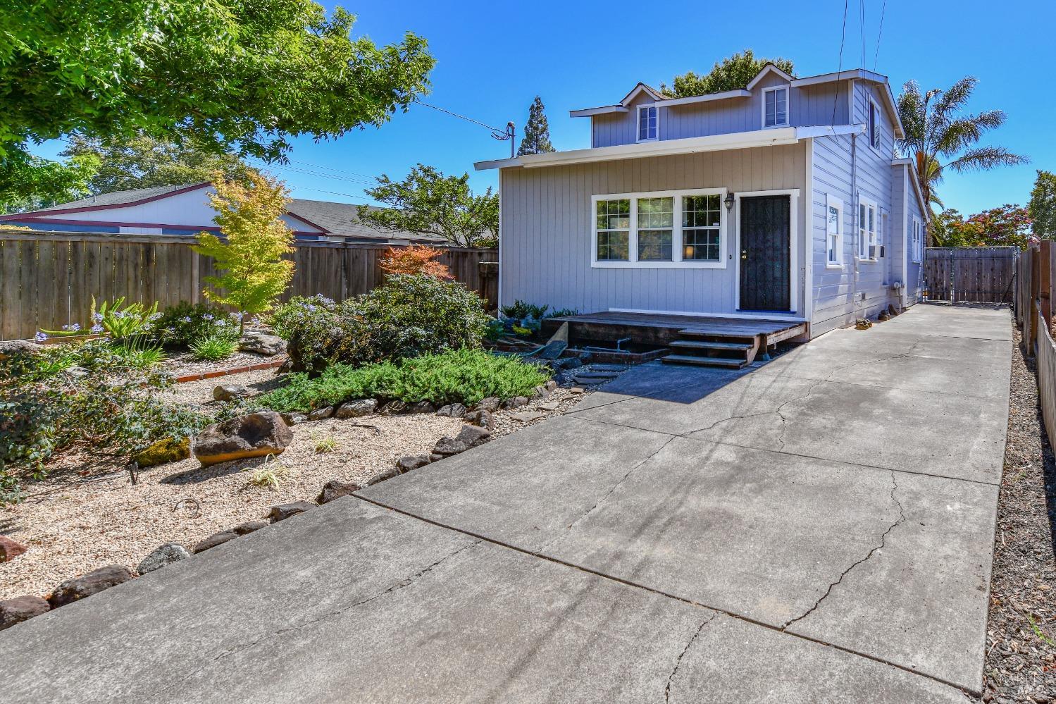 Detail Gallery Image 2 of 30 For 1215 Rutledge Ave, Santa Rosa,  CA 95404 - 4 Beds | 2 Baths
