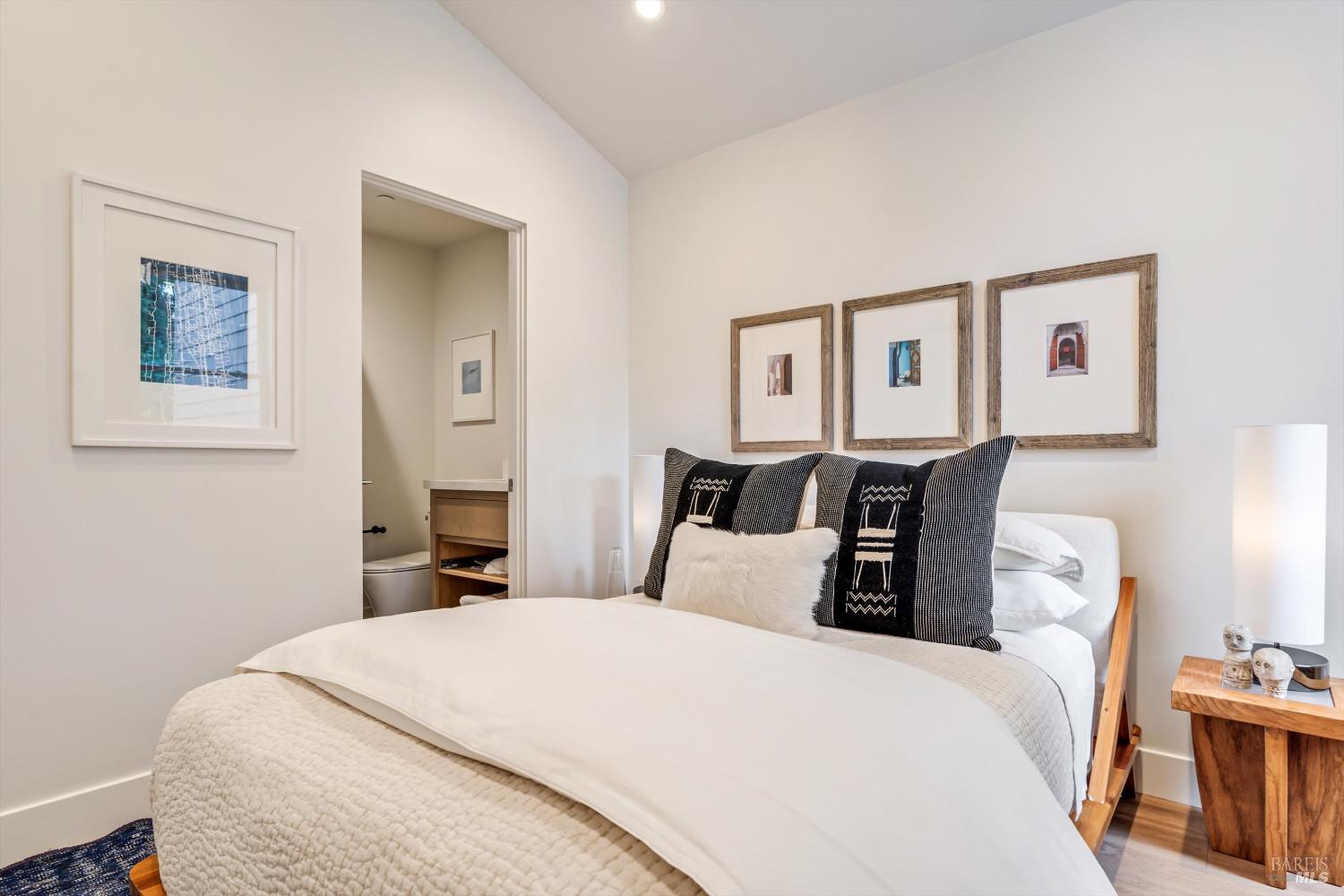 Detail Gallery Image 11 of 30 For 532 Grove St, Healdsburg,  CA 95448 - 2 Beds | 1/1 Baths