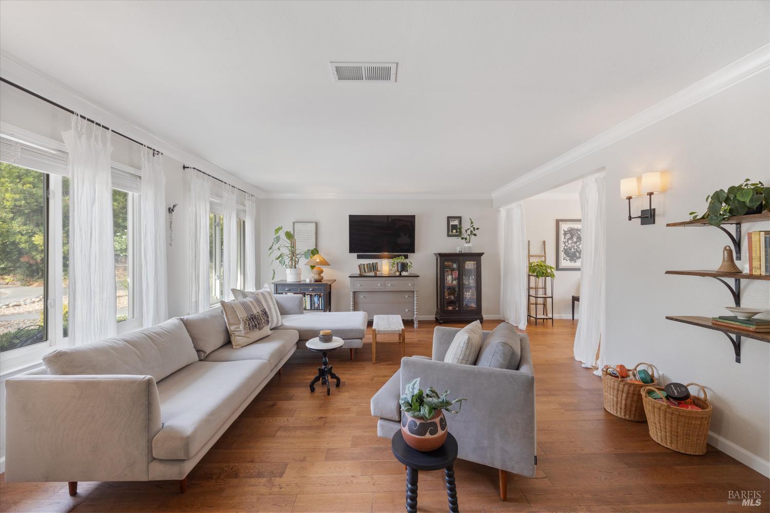 Detail Gallery Image 3 of 46 For 136 Suisun Ct, Vacaville,  CA 95688 - 4 Beds | 3 Baths