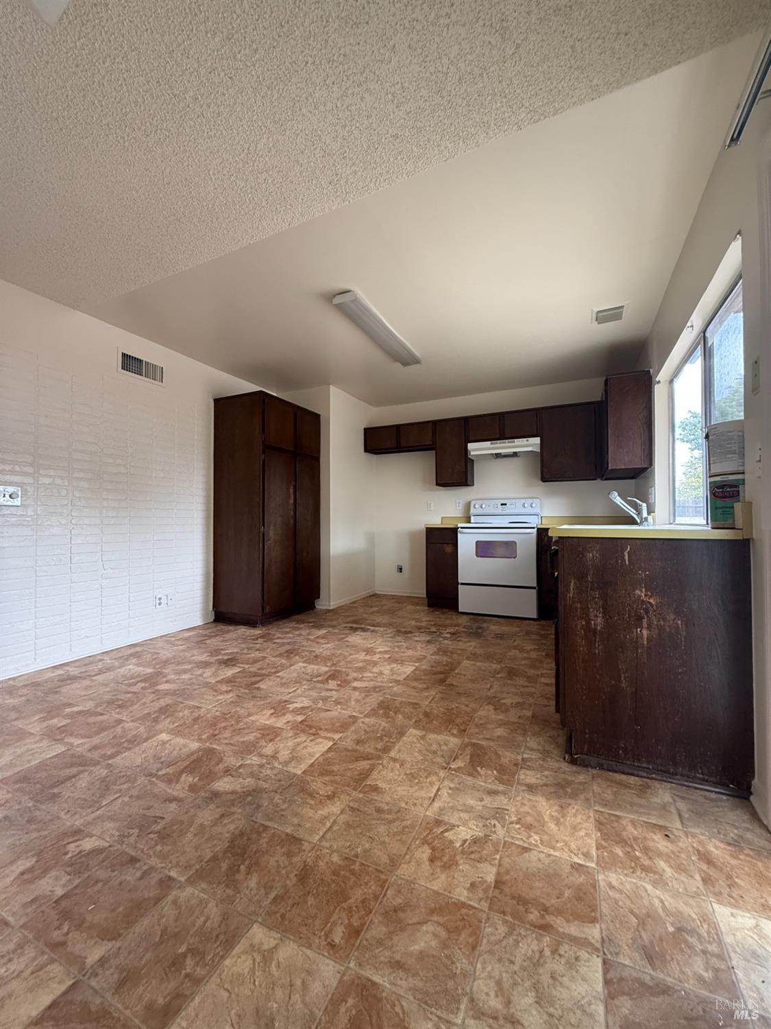 Detail Gallery Image 5 of 17 For 137 Edwin Dr, Vacaville,  CA 95687 - 3 Beds | 2 Baths