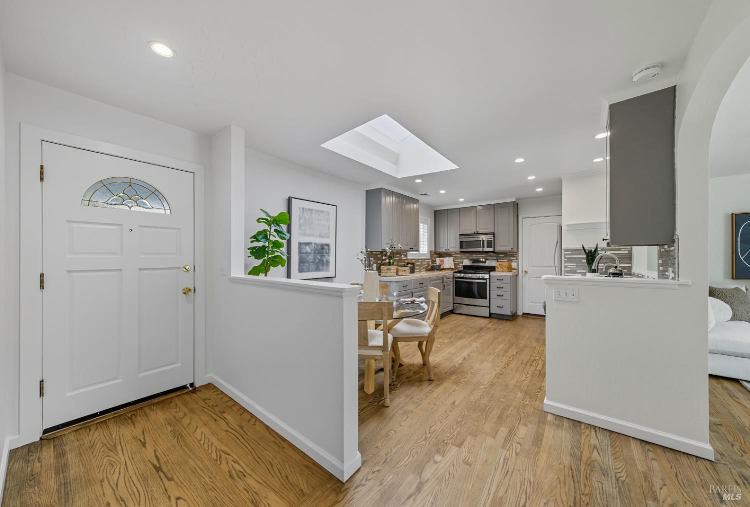 Detail Gallery Image 3 of 23 For 637 Saint Francis Dr, Petaluma,  CA 94954 - 3 Beds | 1 Baths