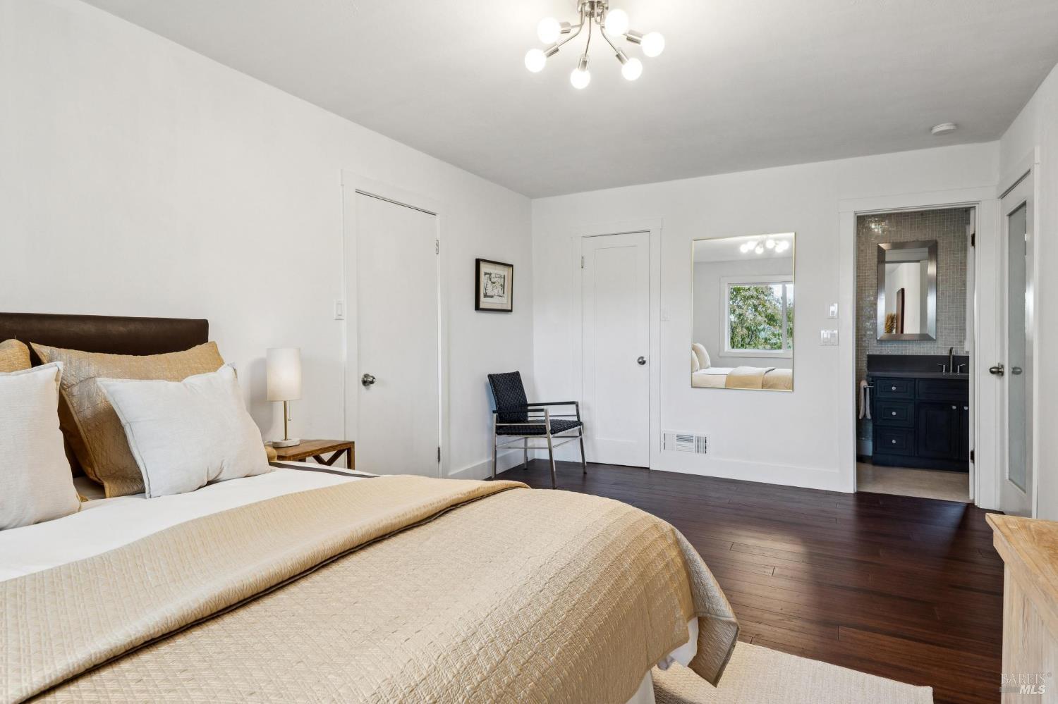 Detail Gallery Image 14 of 38 For 102 Marina Court Dr, San Rafael,  CA 94901 - 4 Beds | 3 Baths