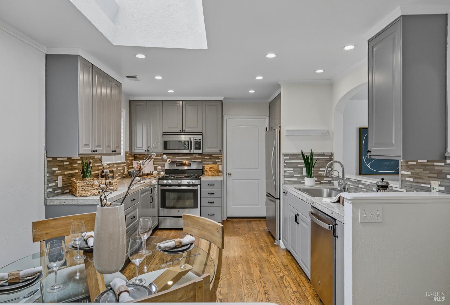 Detail Gallery Image 4 of 23 For 637 Saint Francis Dr, Petaluma,  CA 94954 - 3 Beds | 1 Baths