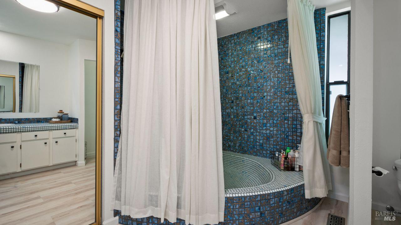 Detail Gallery Image 25 of 42 For 170 Wild Horse Valley Dr, Novato,  CA 94947 - 5 Beds | 2/1 Baths