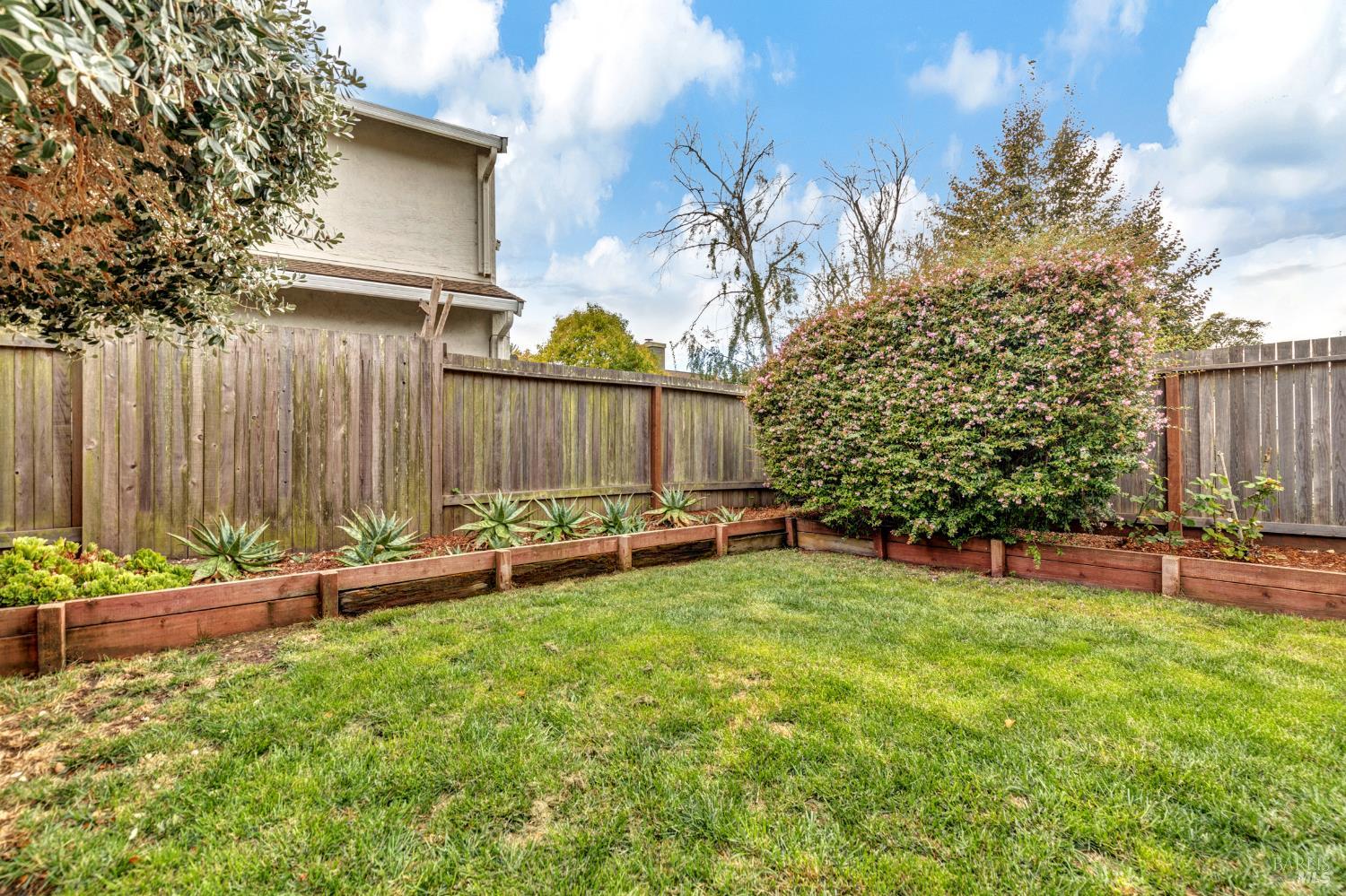 Detail Gallery Image 8 of 46 For 557 Willow Ct, Benicia,  CA 94510 - 2 Beds | 2/1 Baths