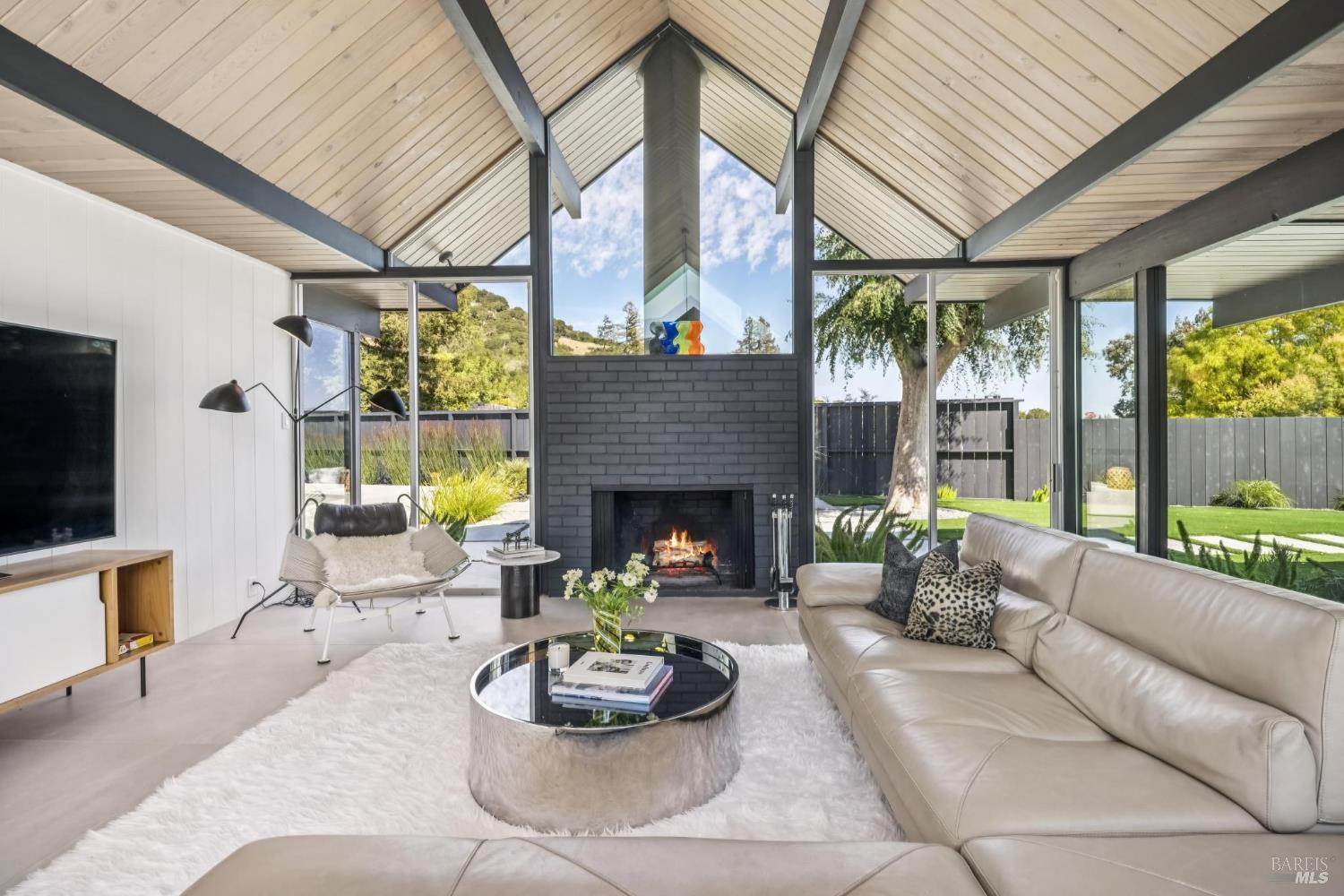 Detail Gallery Image 15 of 53 For 20 Mount Diablo Cir, San Rafael,  CA 94903 - 5 Beds | 2 Baths