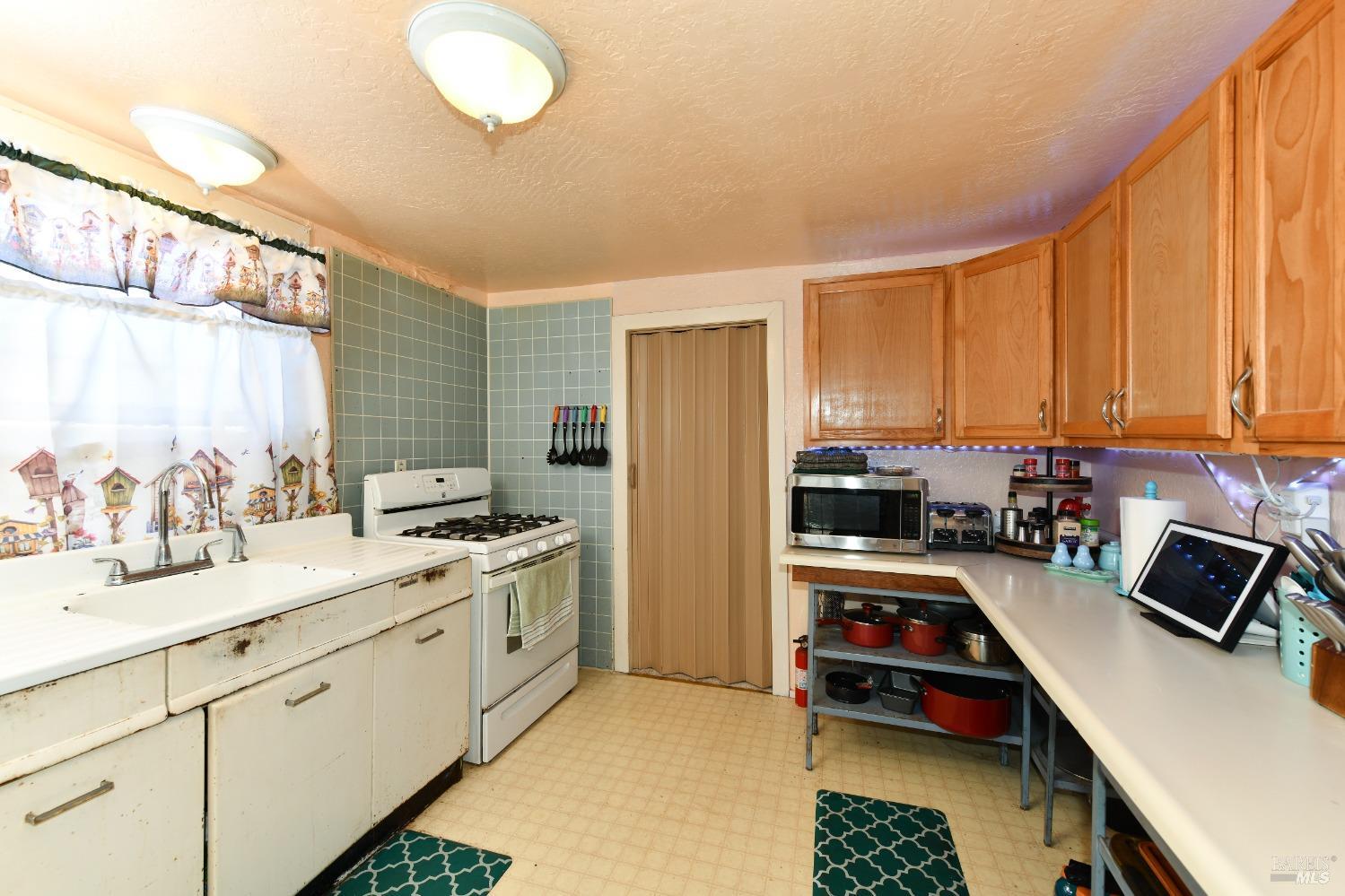 Detail Gallery Image 16 of 30 For 1215 Rutledge Ave, Santa Rosa,  CA 95404 - 4 Beds | 2 Baths