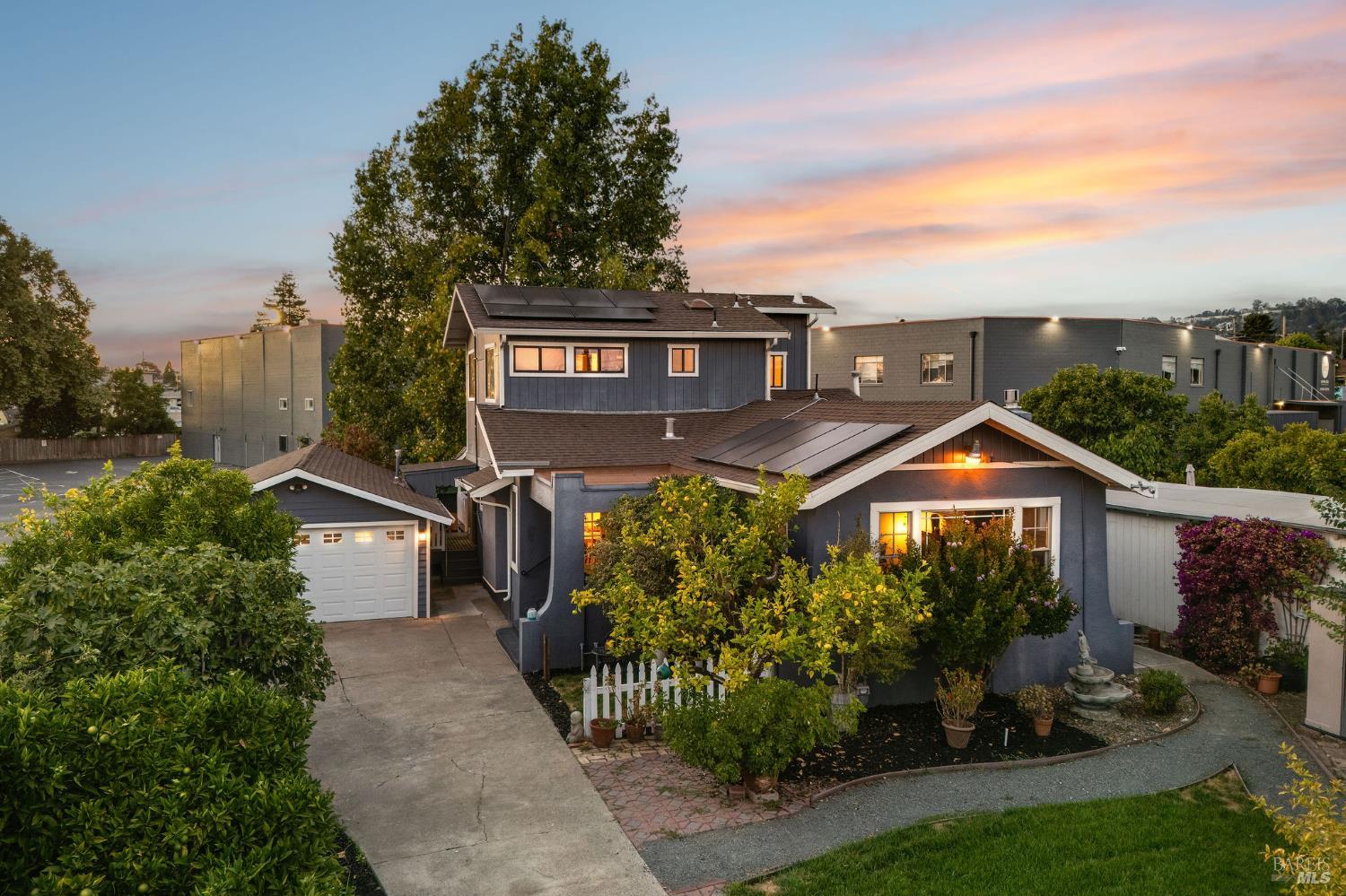 Detail Gallery Image 1 of 52 For 3009 Humboldt Ave, Oakland,  CA 94602 - 5 Beds | 2 Baths