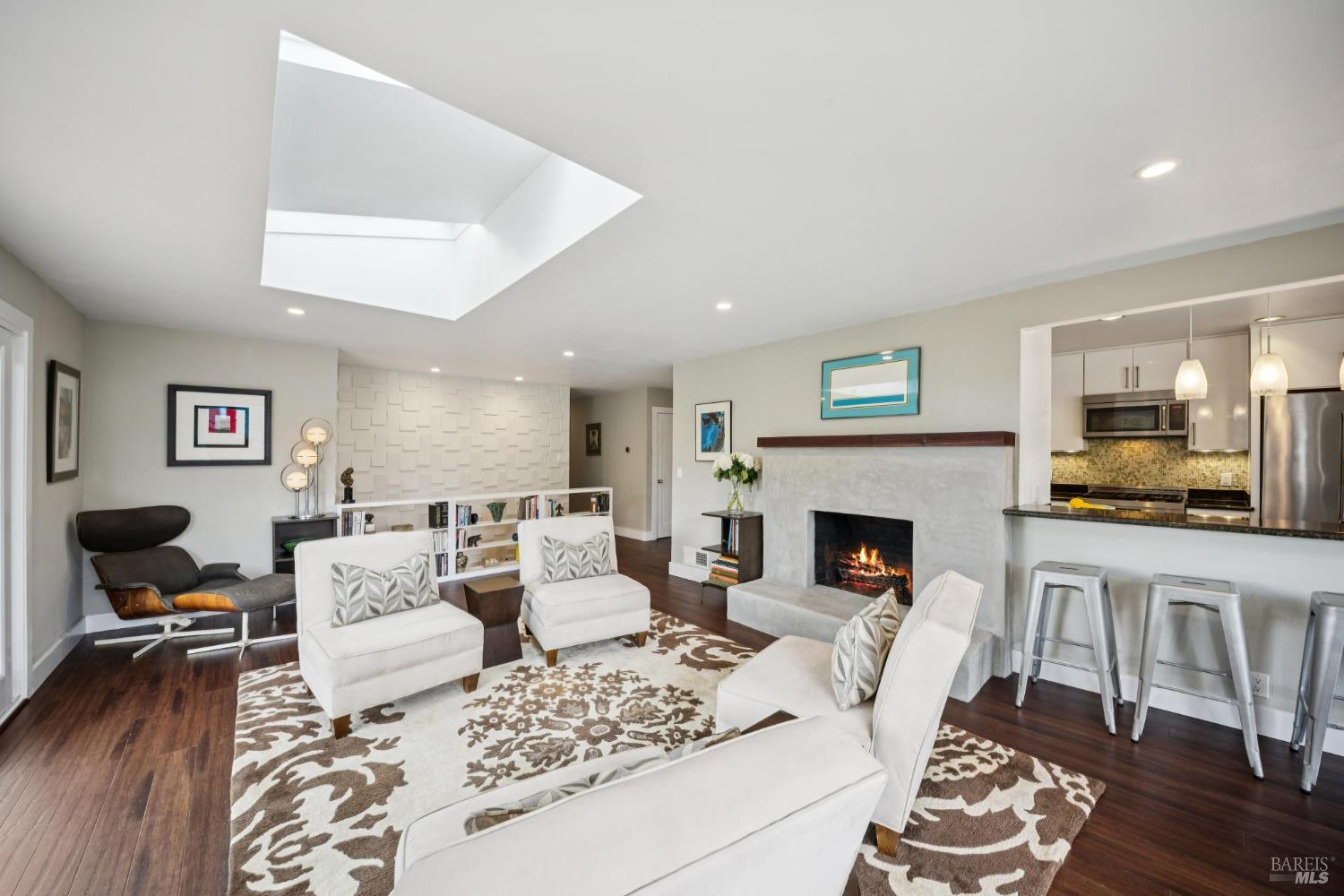 Detail Gallery Image 7 of 38 For 102 Marina Court Dr, San Rafael,  CA 94901 - 4 Beds | 3 Baths