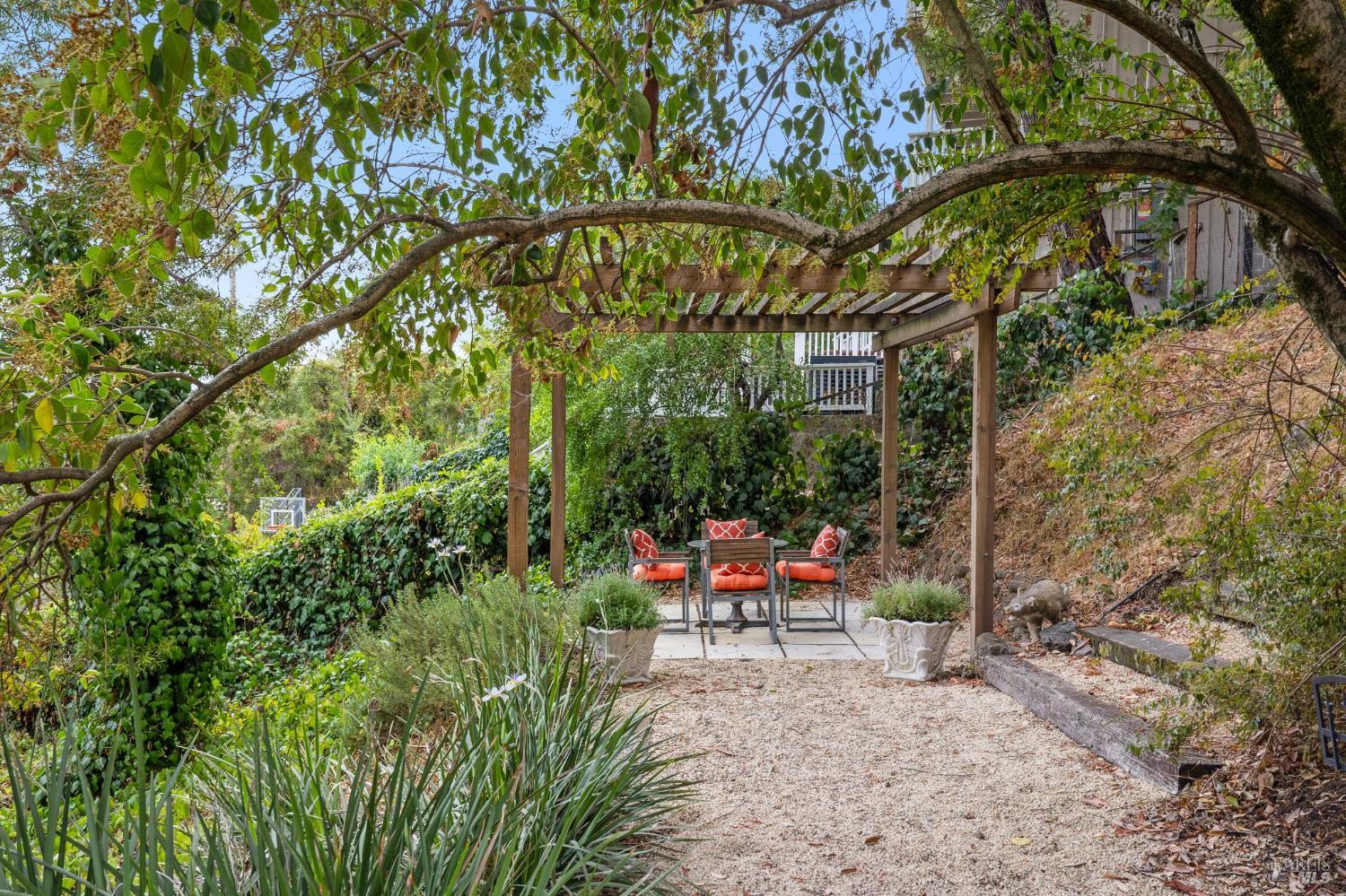 Detail Gallery Image 30 of 38 For 102 Marina Court Dr, San Rafael,  CA 94901 - 4 Beds | 3 Baths