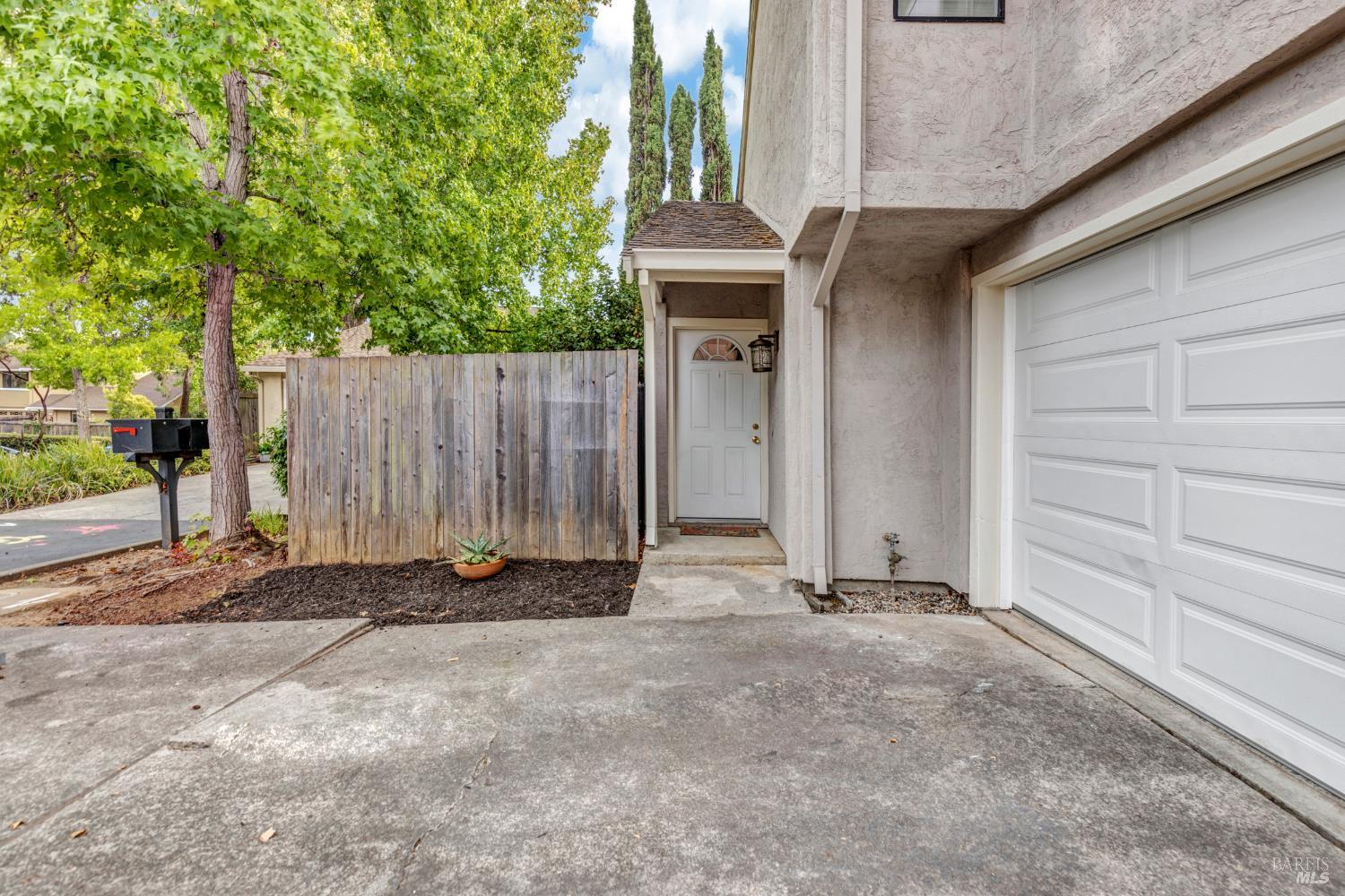 Detail Gallery Image 3 of 46 For 557 Willow Ct, Benicia,  CA 94510 - 2 Beds | 2/1 Baths