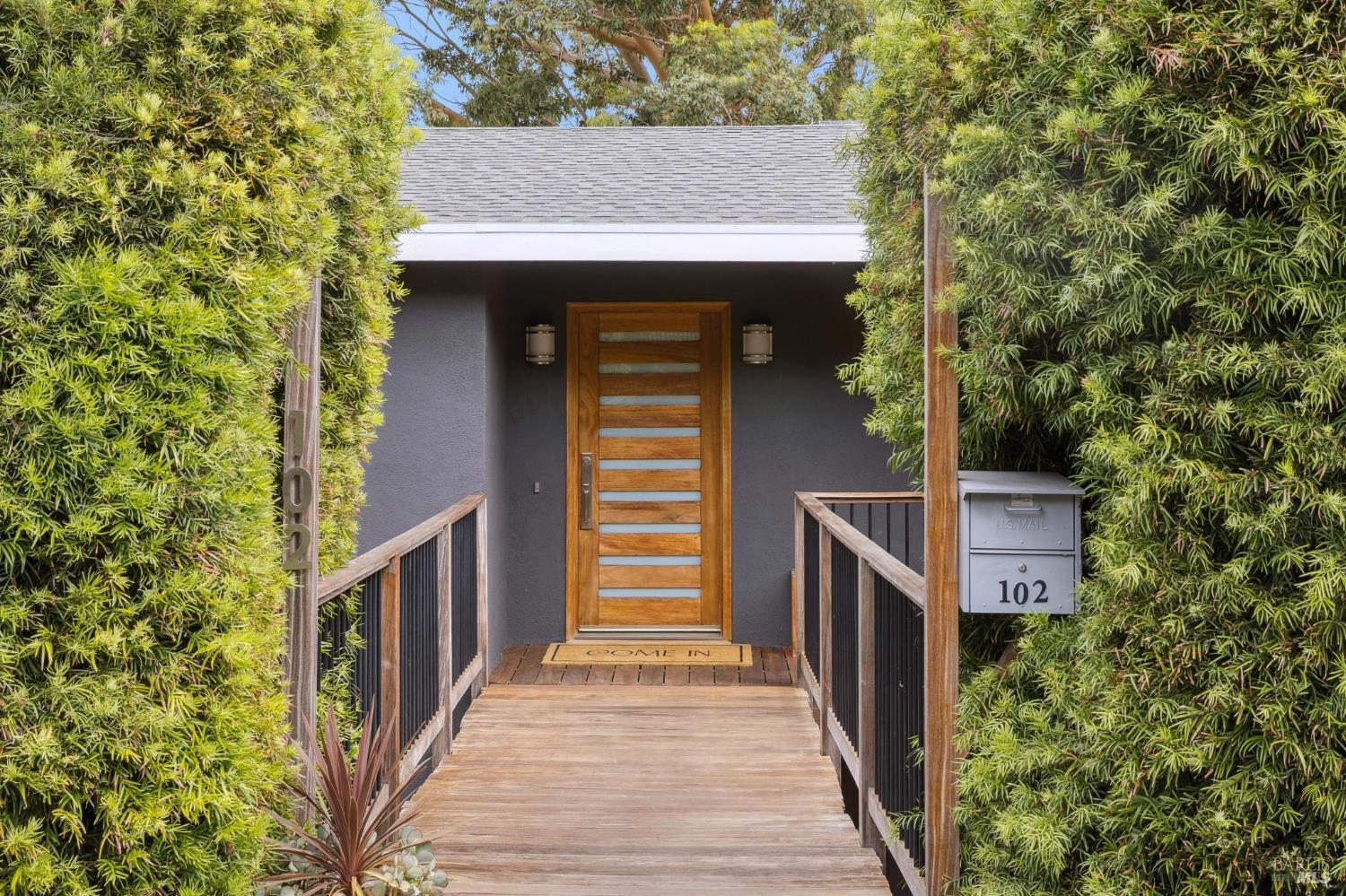 Detail Gallery Image 3 of 38 For 102 Marina Court Dr, San Rafael,  CA 94901 - 4 Beds | 3 Baths