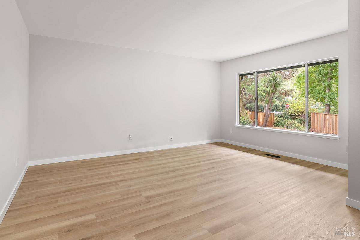 Detail Gallery Image 4 of 23 For 3 Glen Dr, Fairfax,  CA 94930 - 3 Beds | 2/1 Baths
