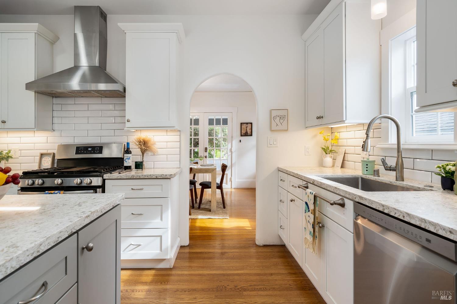 Detail Gallery Image 4 of 52 For 3009 Humboldt Ave, Oakland,  CA 94602 - 5 Beds | 2 Baths