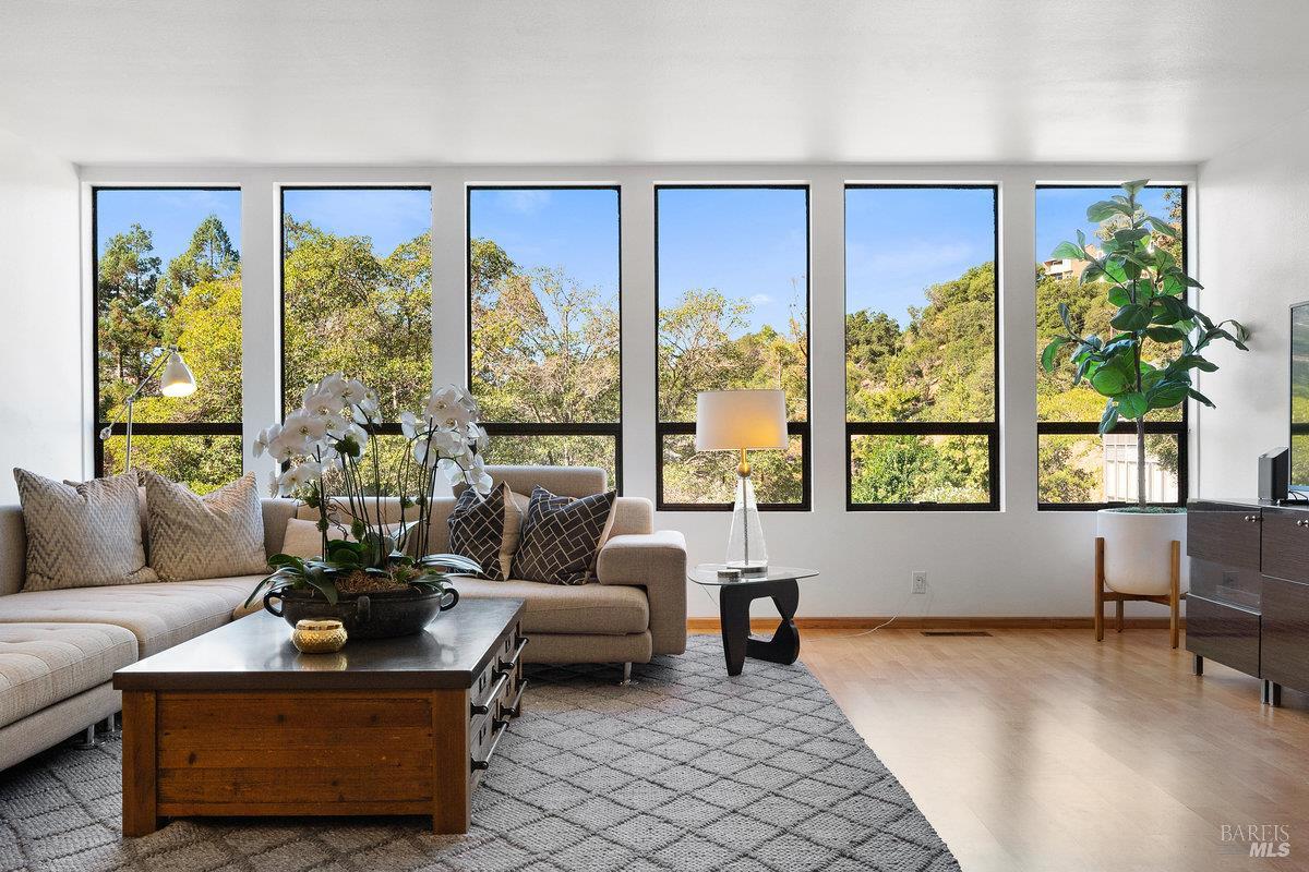 Detail Gallery Image 4 of 32 For 154 Professional Center Pkwy, San Rafael,  CA 94903 - 3 Beds | 2/1 Baths