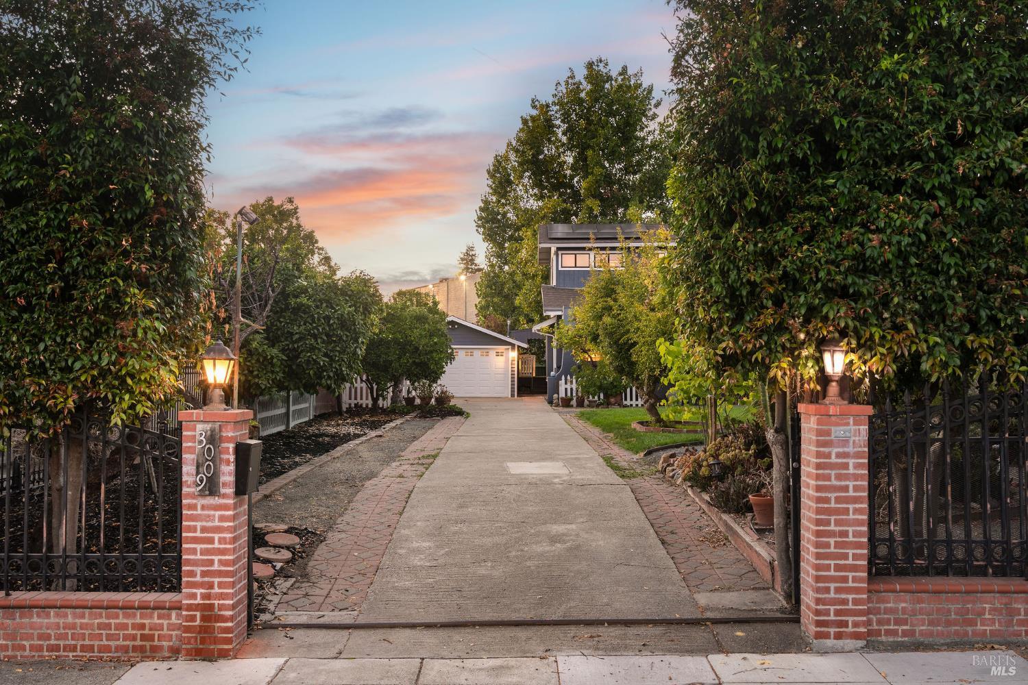 Detail Gallery Image 6 of 52 For 3009 Humboldt Ave, Oakland,  CA 94602 - 5 Beds | 2 Baths