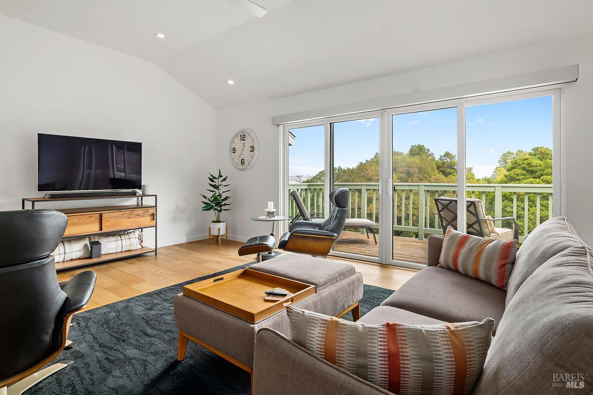 Detail Gallery Image 11 of 43 For 30 Toyon Ct, Corte Madera,  CA 94925 - 2 Beds | 2 Baths