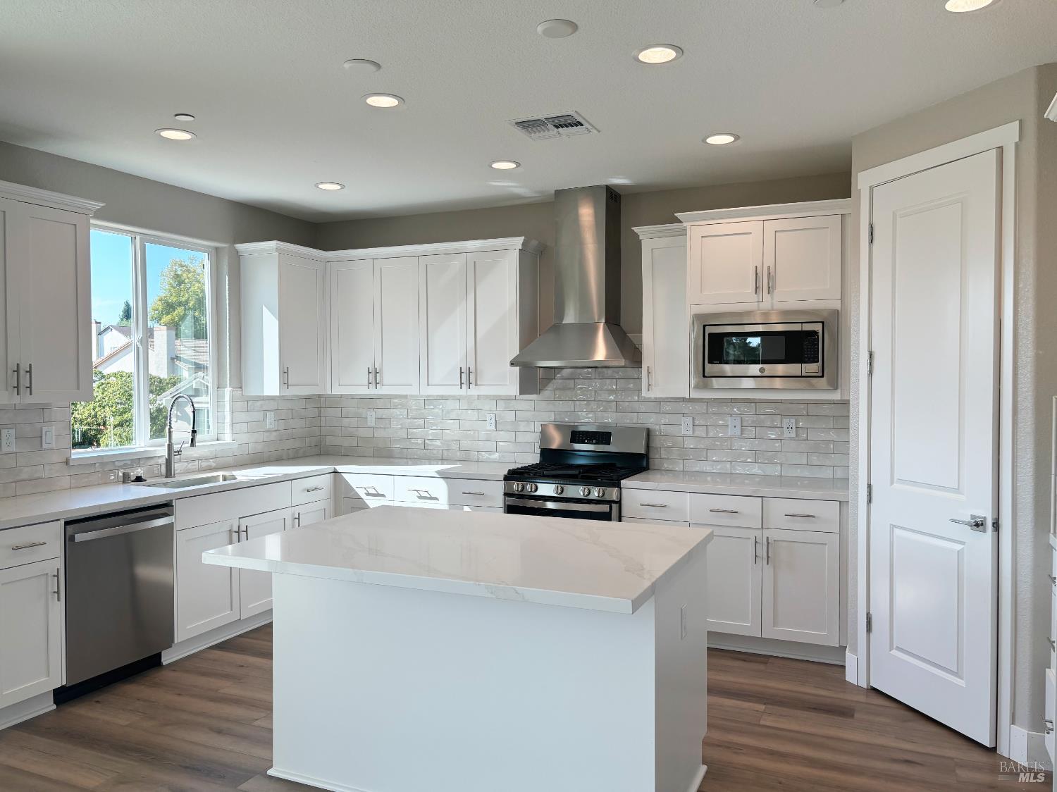 Detail Gallery Image 3 of 7 For 30 Denova Ln, Martinez,  CA 94553 - 4 Beds | 3 Baths
