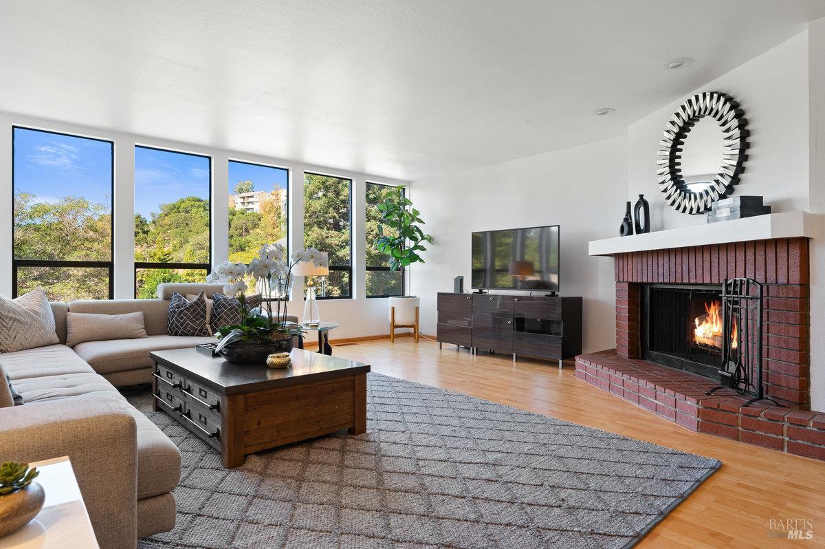 Detail Gallery Image 3 of 32 For 154 Professional Center Pkwy, San Rafael,  CA 94903 - 3 Beds | 2/1 Baths