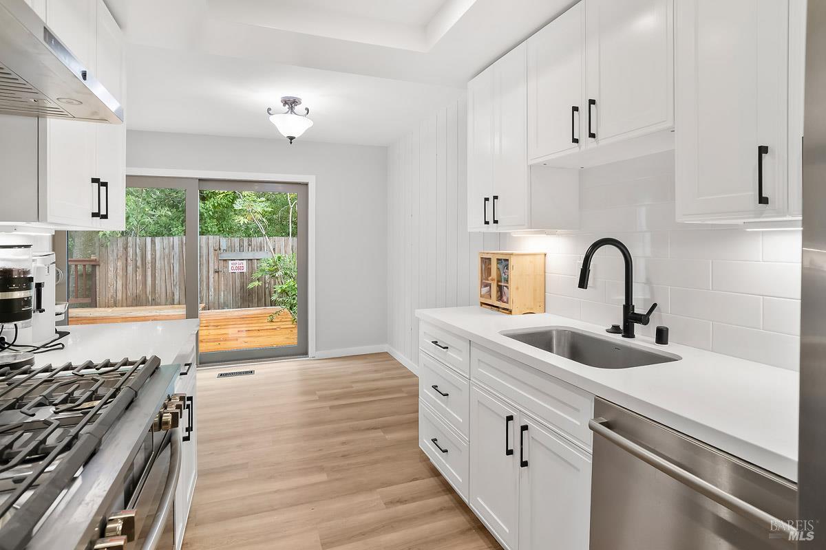 Detail Gallery Image 10 of 23 For 3 Glen Dr, Fairfax,  CA 94930 - 3 Beds | 2/1 Baths