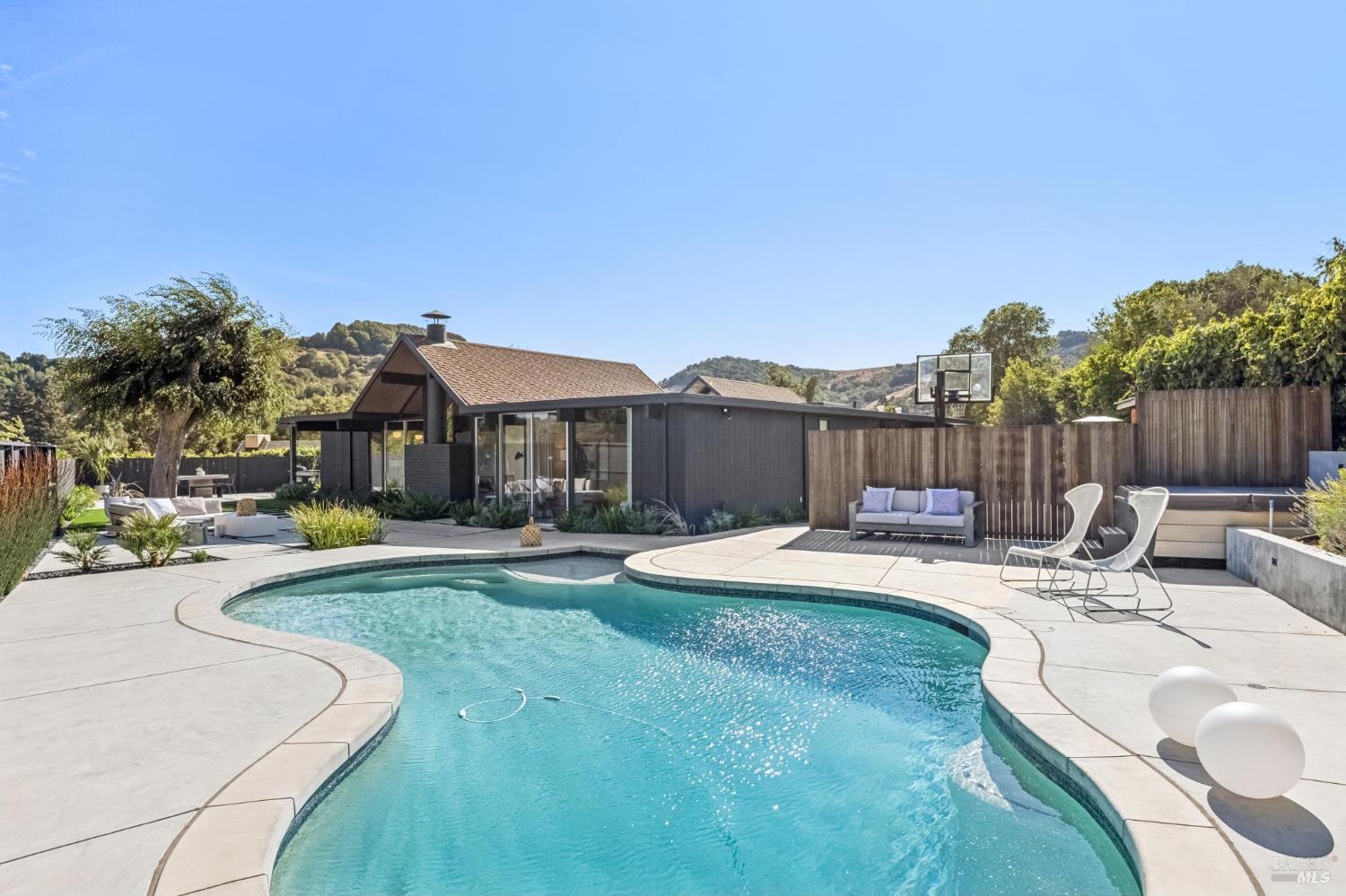 Detail Gallery Image 44 of 53 For 20 Mount Diablo Cir, San Rafael,  CA 94903 - 5 Beds | 2 Baths
